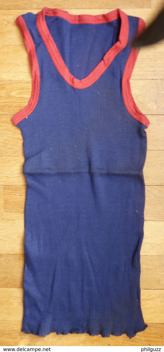 Une CHEMISE Débardeur Marcel Modèle Sport ATHLETISME EN COTON BLEU Liserets ROUGES Années 40-50 (mod 2 Col) - Andere & Zonder Classificatie