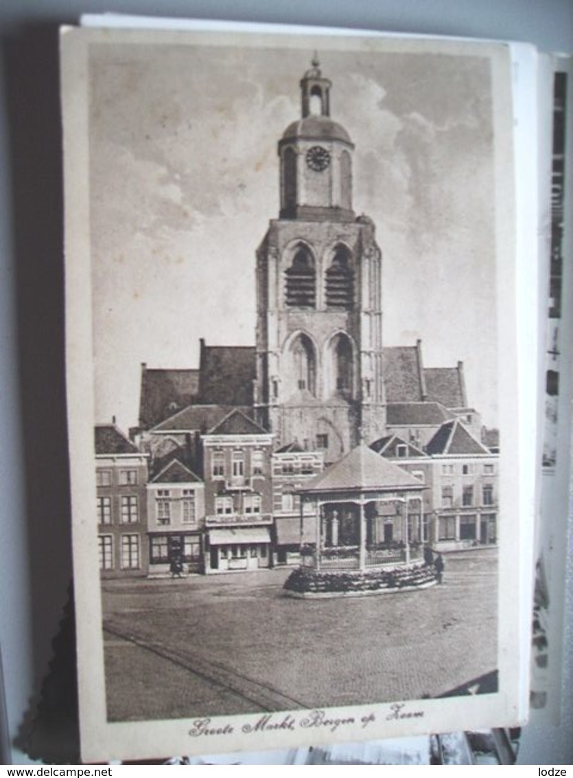 Nederland Holland Pays Bas Bergen Op Zoom Met Huizen En Kerk Grote Markt - Bergen Op Zoom
