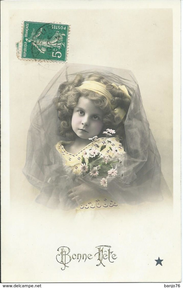 Fillette Au Bouquet De Paquerettes Avec Voile - Bonne Fête - Portraits