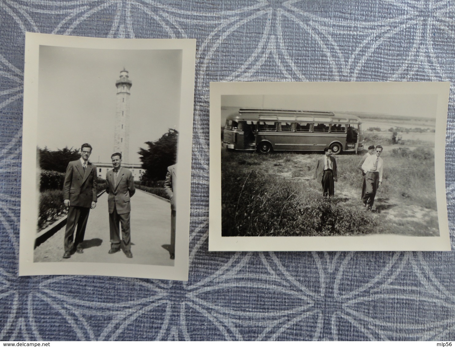 17 ILE DE RE 2 PHOTOS LE PHARE CAR BUS AUTOCAR ANCIEN 27 MAI 1954 9 X 6.5 CM - Lieux