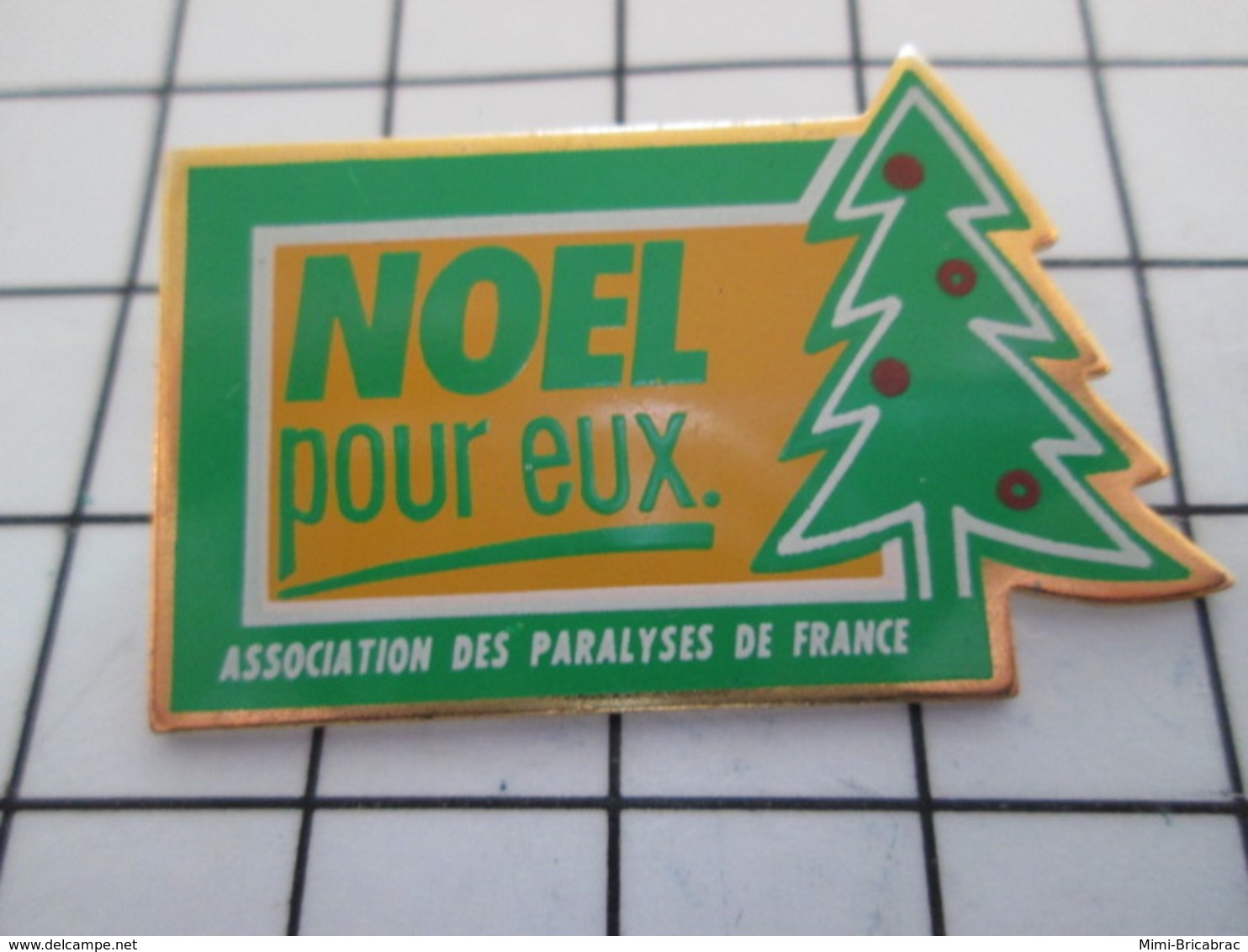 616a  Pin's Pins / Beau Et Rare / THEME : NOEL / APF ASSOCIATION DES PARALYSES DE FRANCE - Navidad