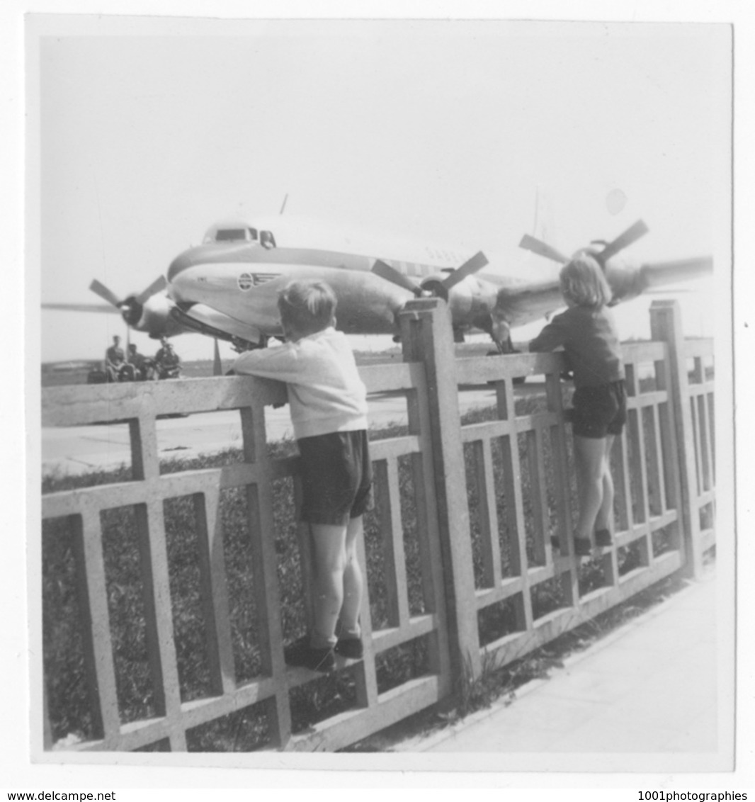 Enfants Regardants Un Gros Quadrimoteurs. Tirage Original D'époque.C 1960 FG0682 - Aviation