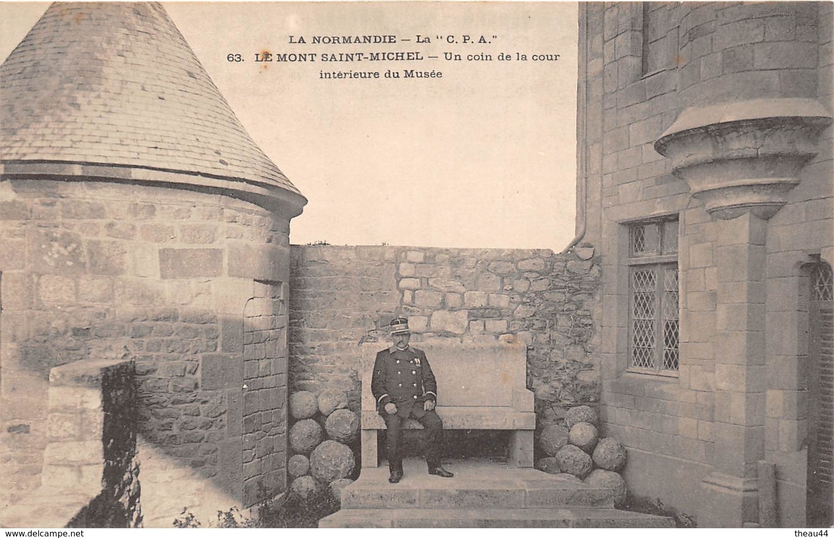 ¤¤  -    LE MONT-SAINT-MICHEL   -   Un Coin De La Cour Intérieur Du Musée  -  Un Guide   -   ¤¤ - Le Mont Saint Michel