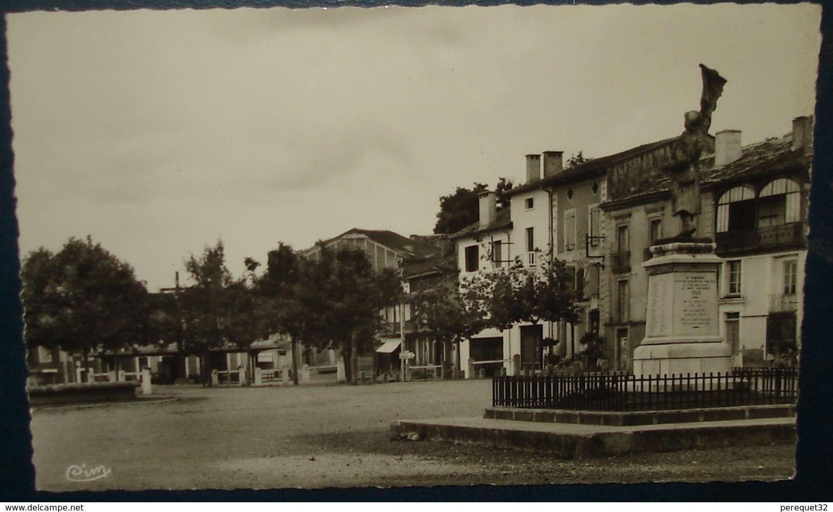 CASTELNAU - MAGNOAC.la Place Et Le Monument Aux Morts.Cpsm,neuve,be - Castelnau Magnoac