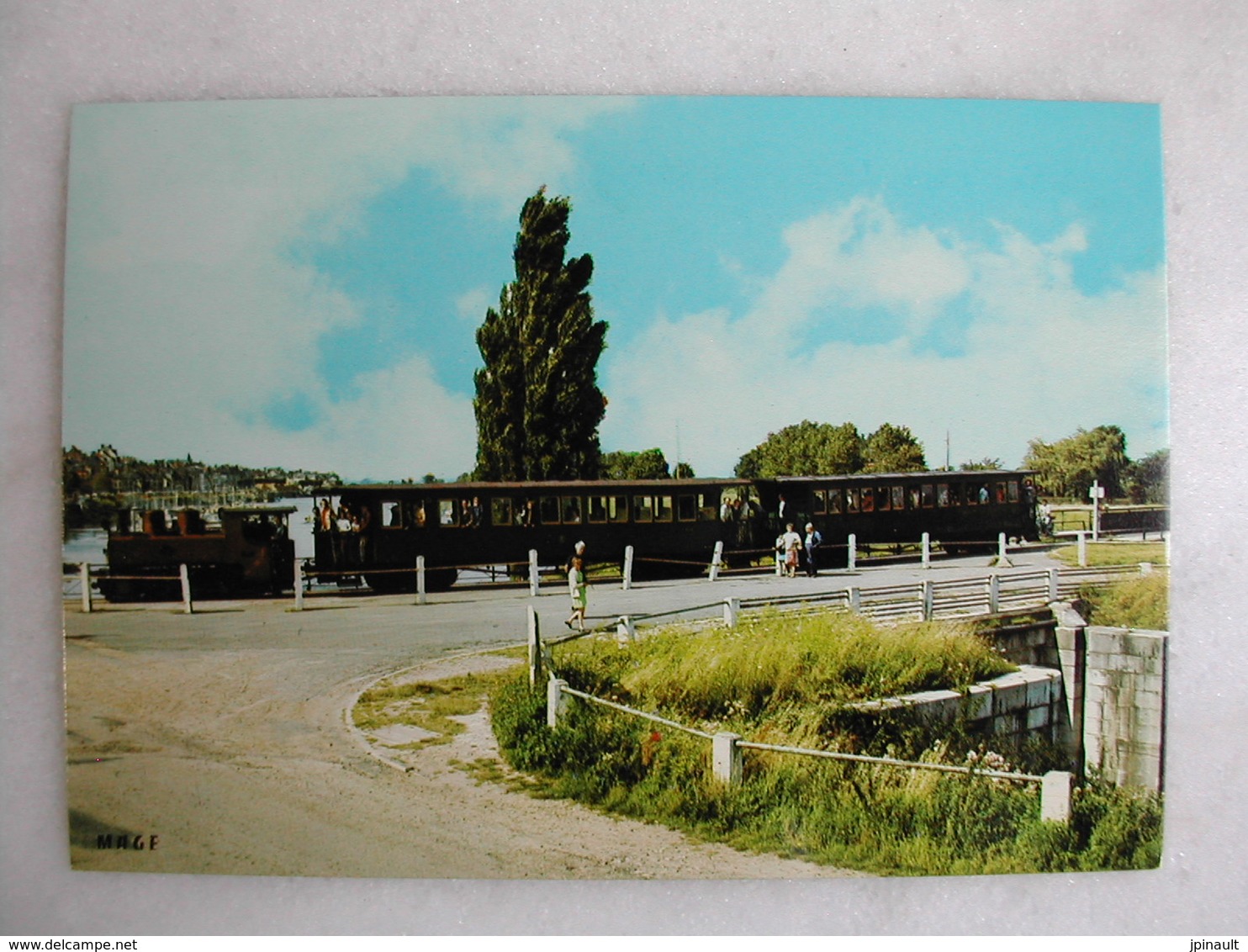 LOT de 50 CPM - Thème FERROVIAIRE - Trains et locomotives de tous types et âges (voyageurs ; marchandises ; loisirs)