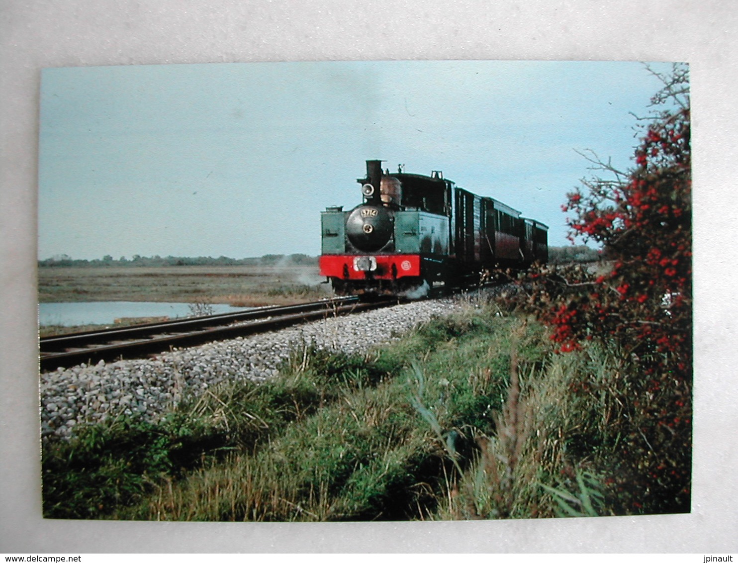 LOT de 50 CPM - Thème FERROVIAIRE - Trains et locomotives de tous types et âges (voyageurs ; marchandises ; loisirs)