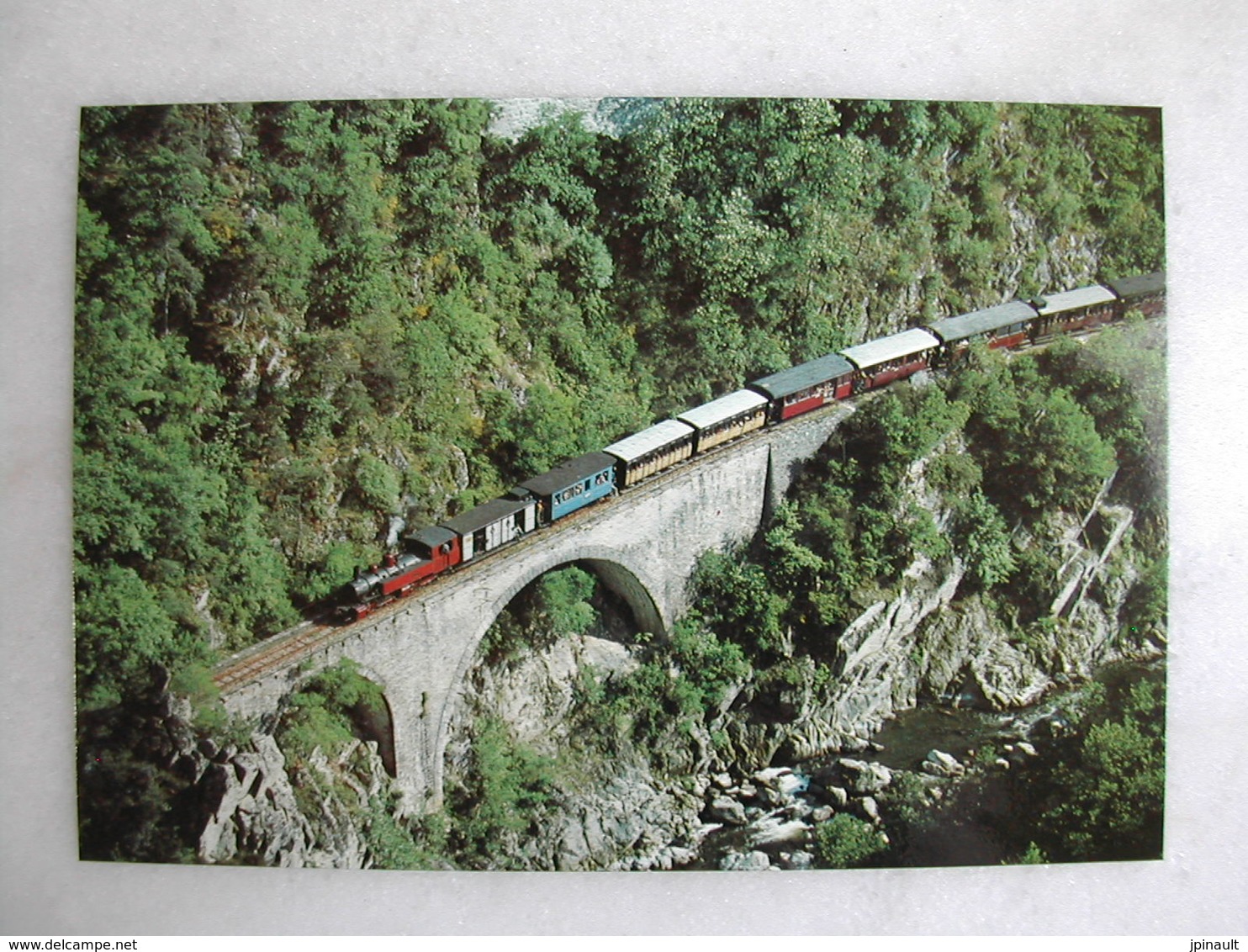 LOT de 50 CPM - Thème FERROVIAIRE - Trains et locomotives de tous types et âges (voyageurs ; marchandises ; loisirs)