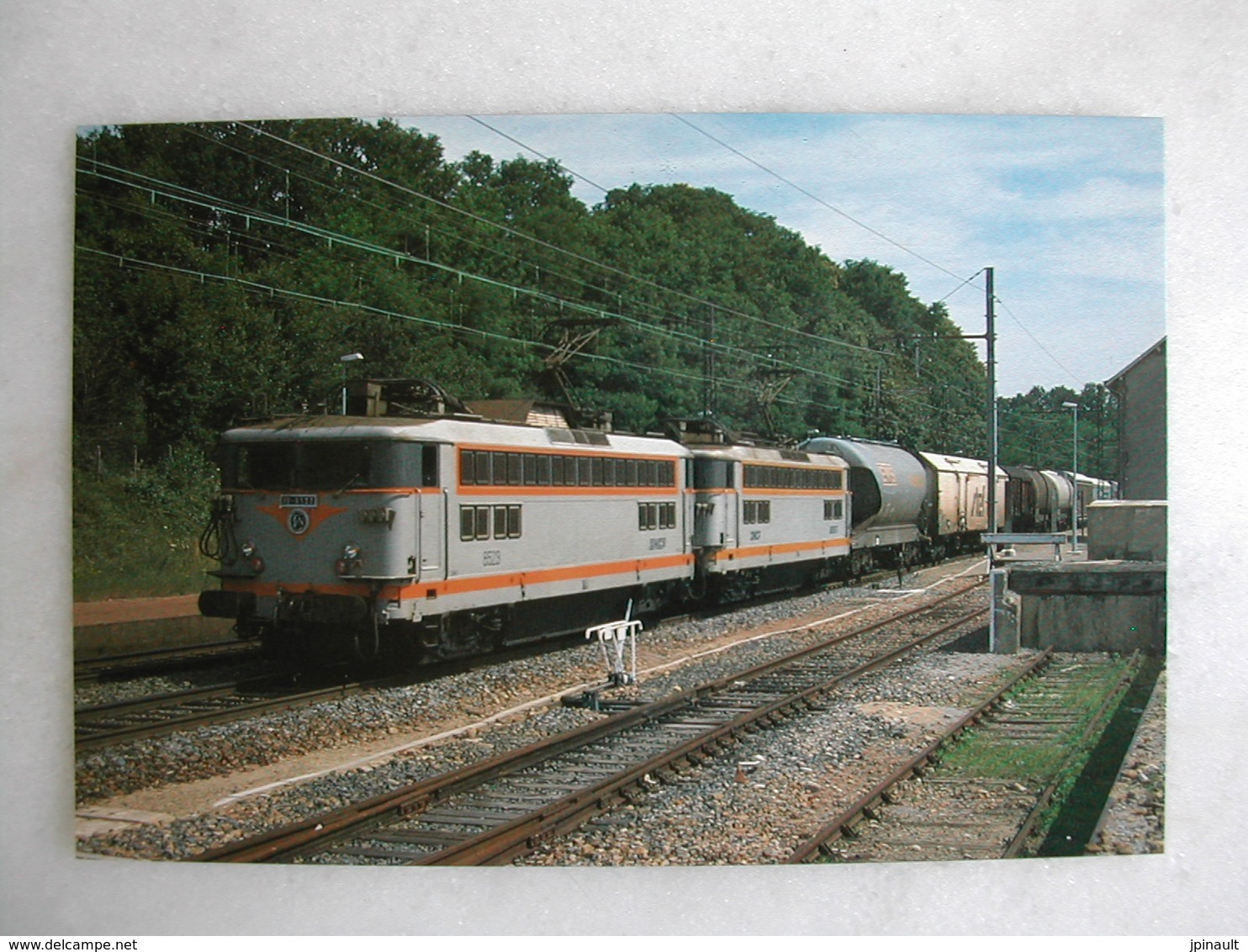 LOT de 50 CPM - Thème FERROVIAIRE - Trains et locomotives de tous types et âges (voyageurs ; marchandises ; loisirs)