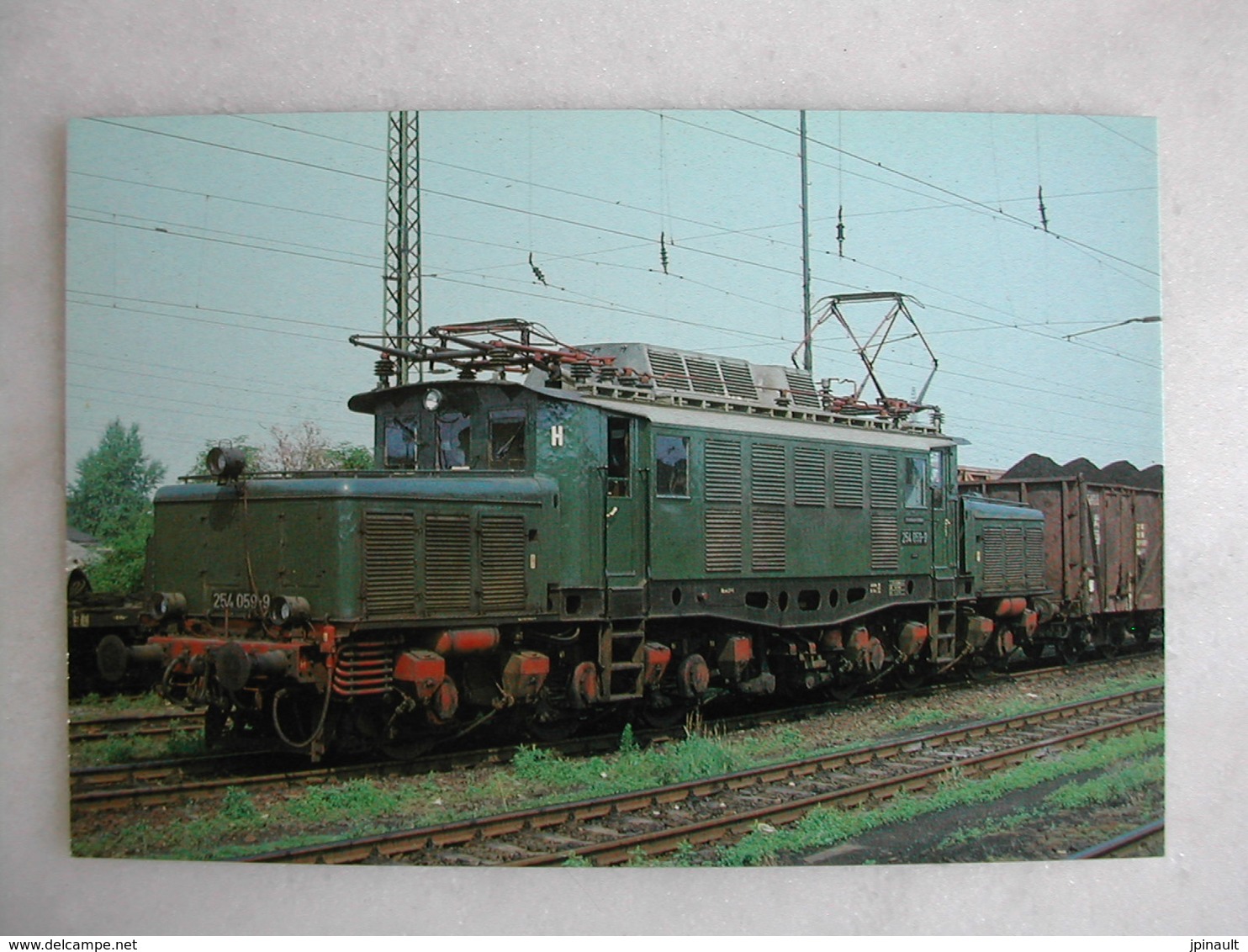 LOT de 50 CPM - Thème FERROVIAIRE - Trains et locomotives de tous types et âges (voyageurs ; marchandises ; loisirs)