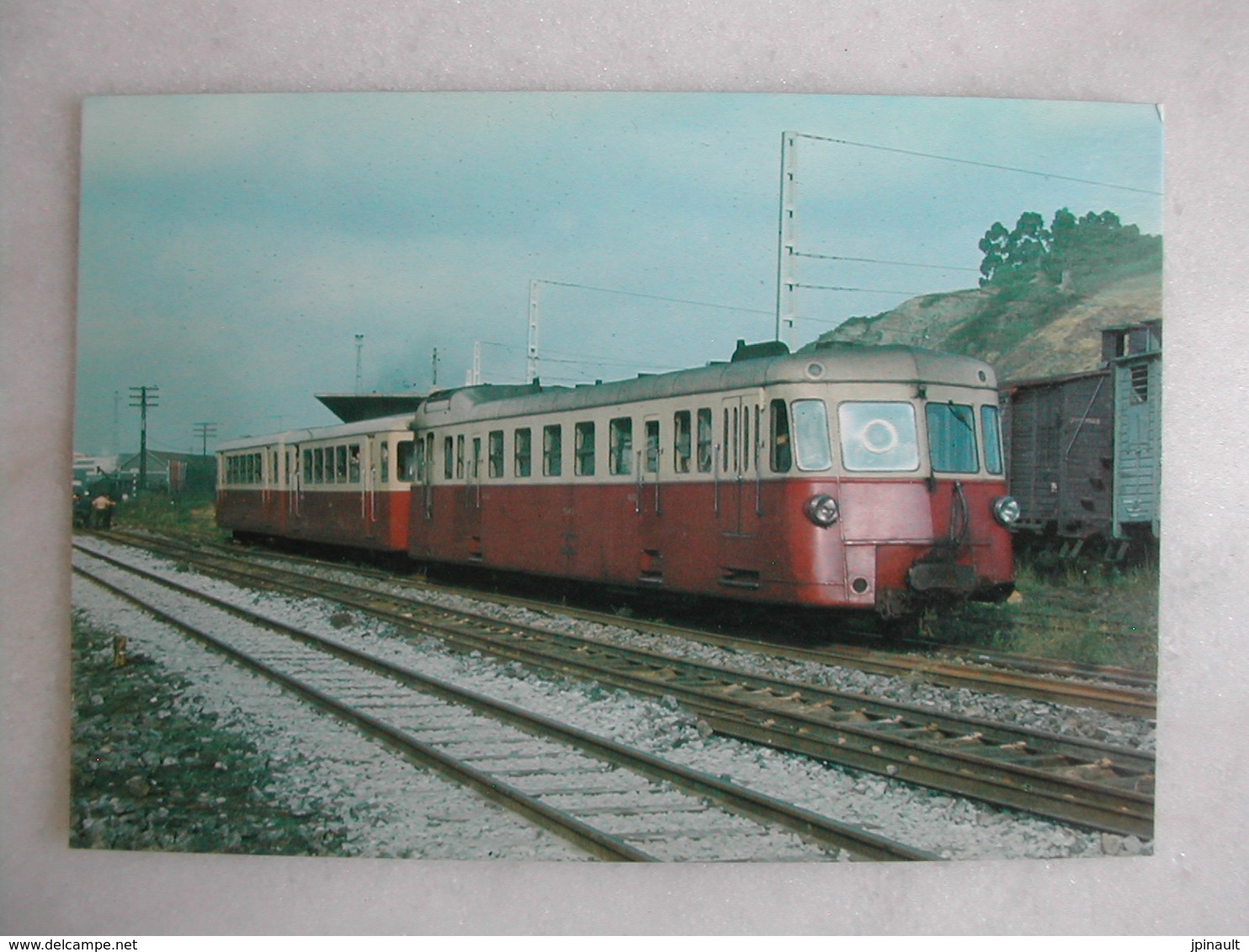 LOT de 50 CPM - Thème FERROVIAIRE - Trains et locomotives de tous types et âges (voyageurs ; marchandises ; loisirs)