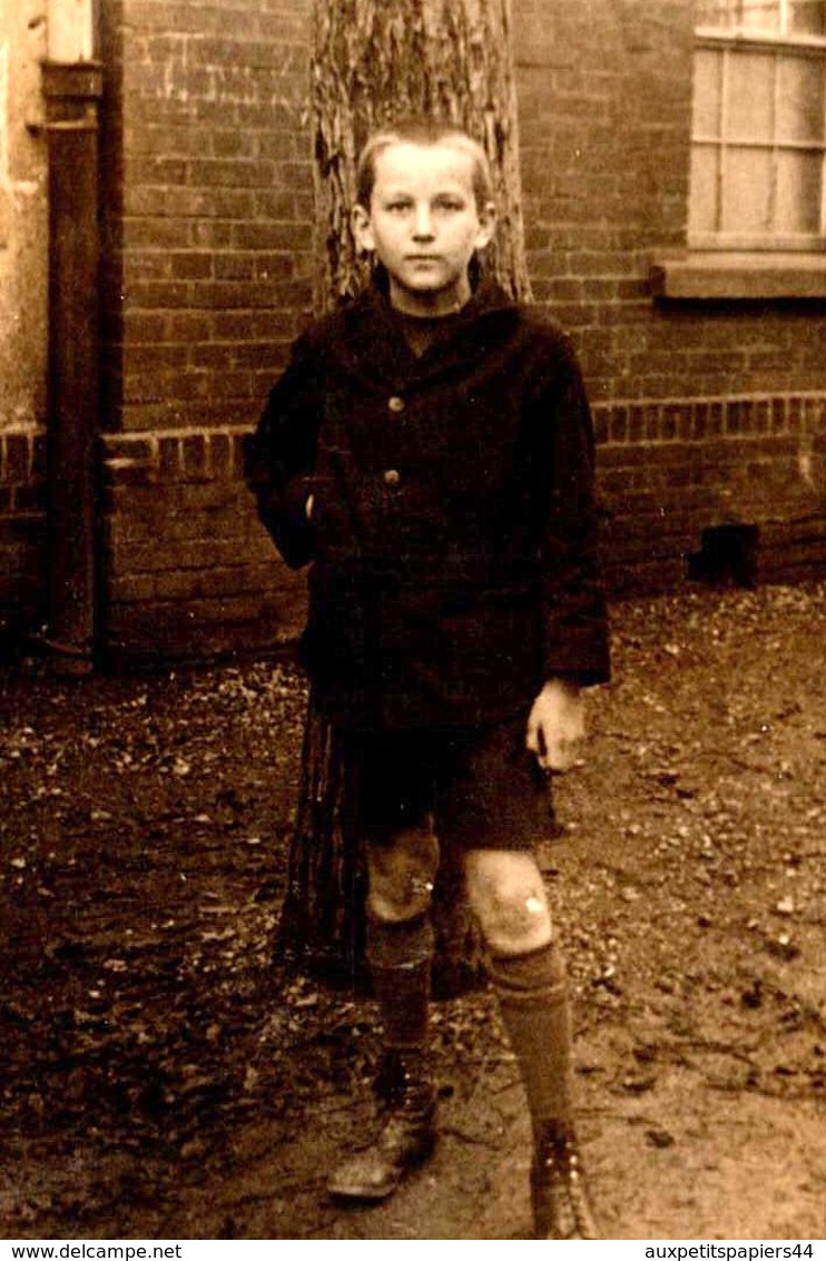 Carte Photo Originale Scolaire, Portrait D'écolier Dans La Cour De L'école En 1929 - Personnes Anonymes