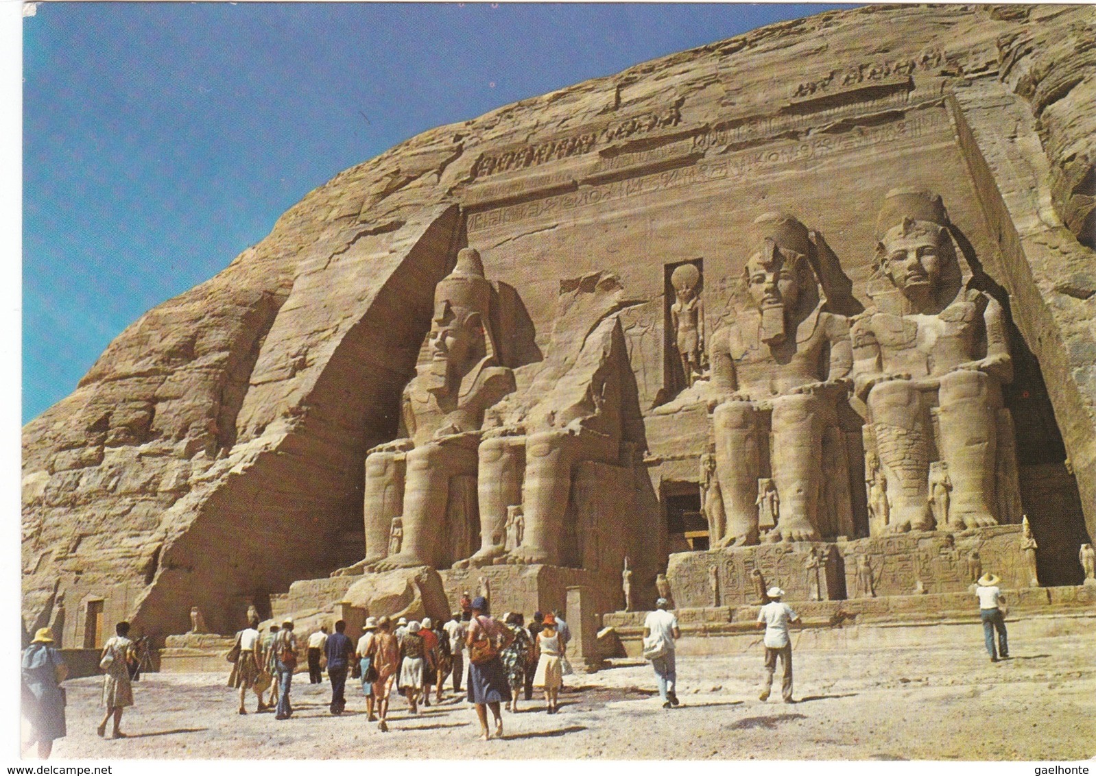0826 ABOU SIMBEL - VUE GÉNÉRALE SUR LES TOURISTES DEVANT L’ENTRÉE DU TEMPLE - Abu Simbel