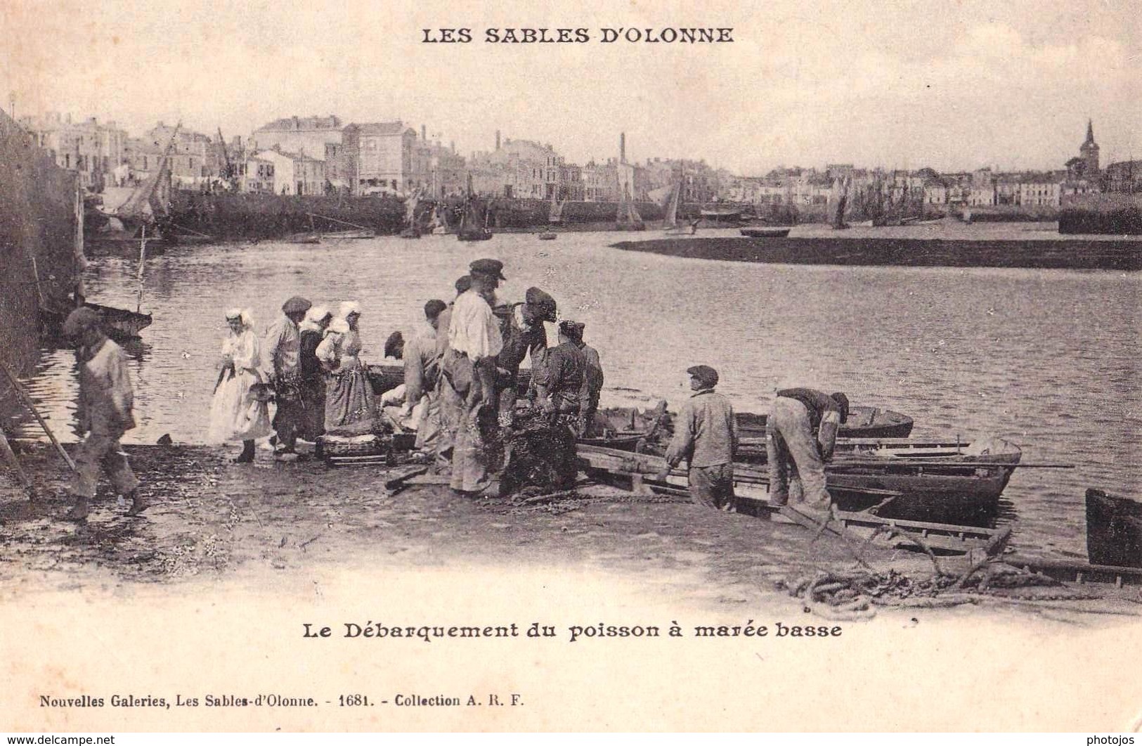 CPA   Les  Sables D'Olonne  (85) Le Débarquement Du Poisson à Marée Basse  Précurseur Ed Nlles Galeries 1681 - Sables D'Olonne