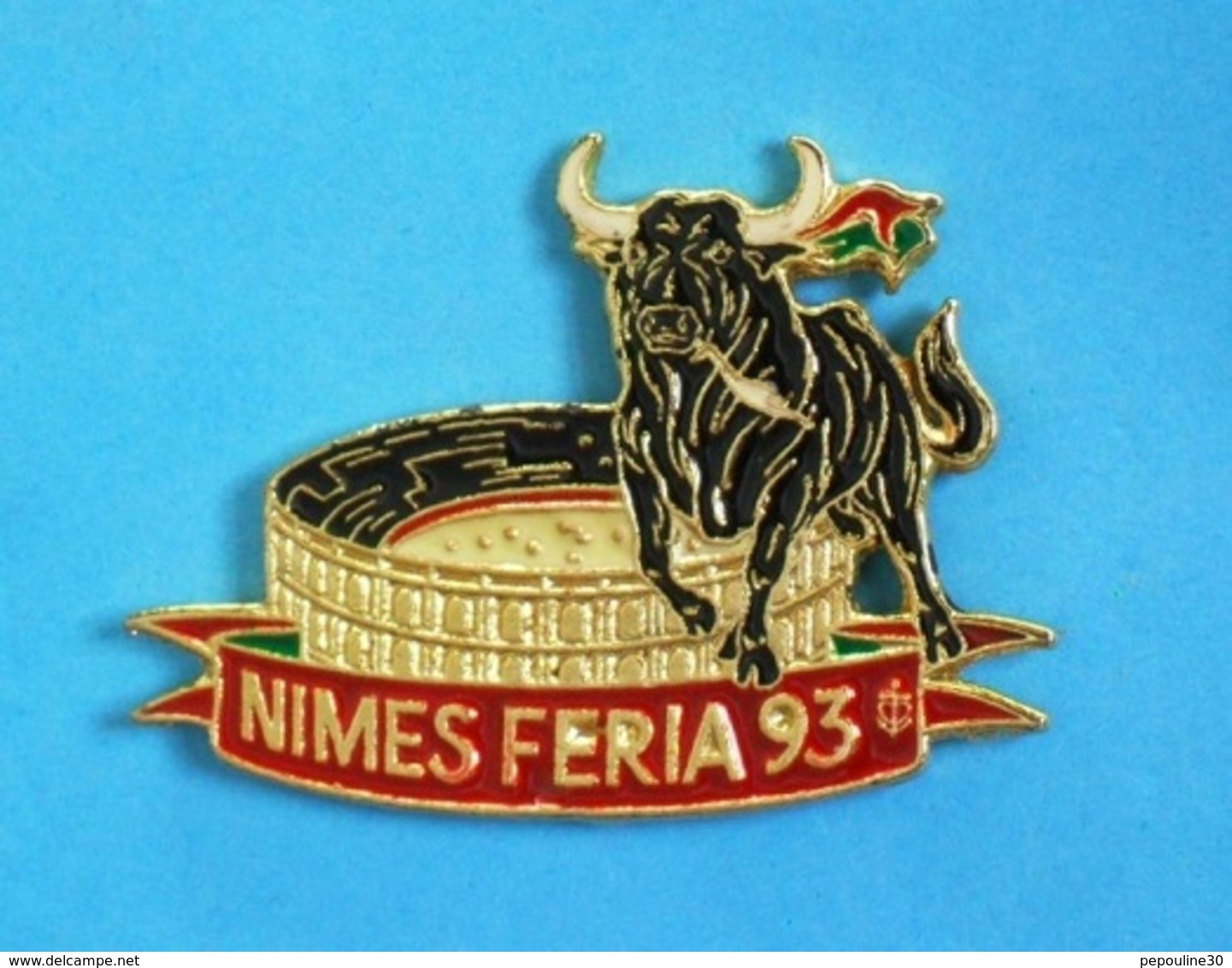 1 PIN'S //   ** NIMES / FERIA 93 / ARÈNES ET TAUREAU ** . (N'EMAUX) - Feria - Corrida