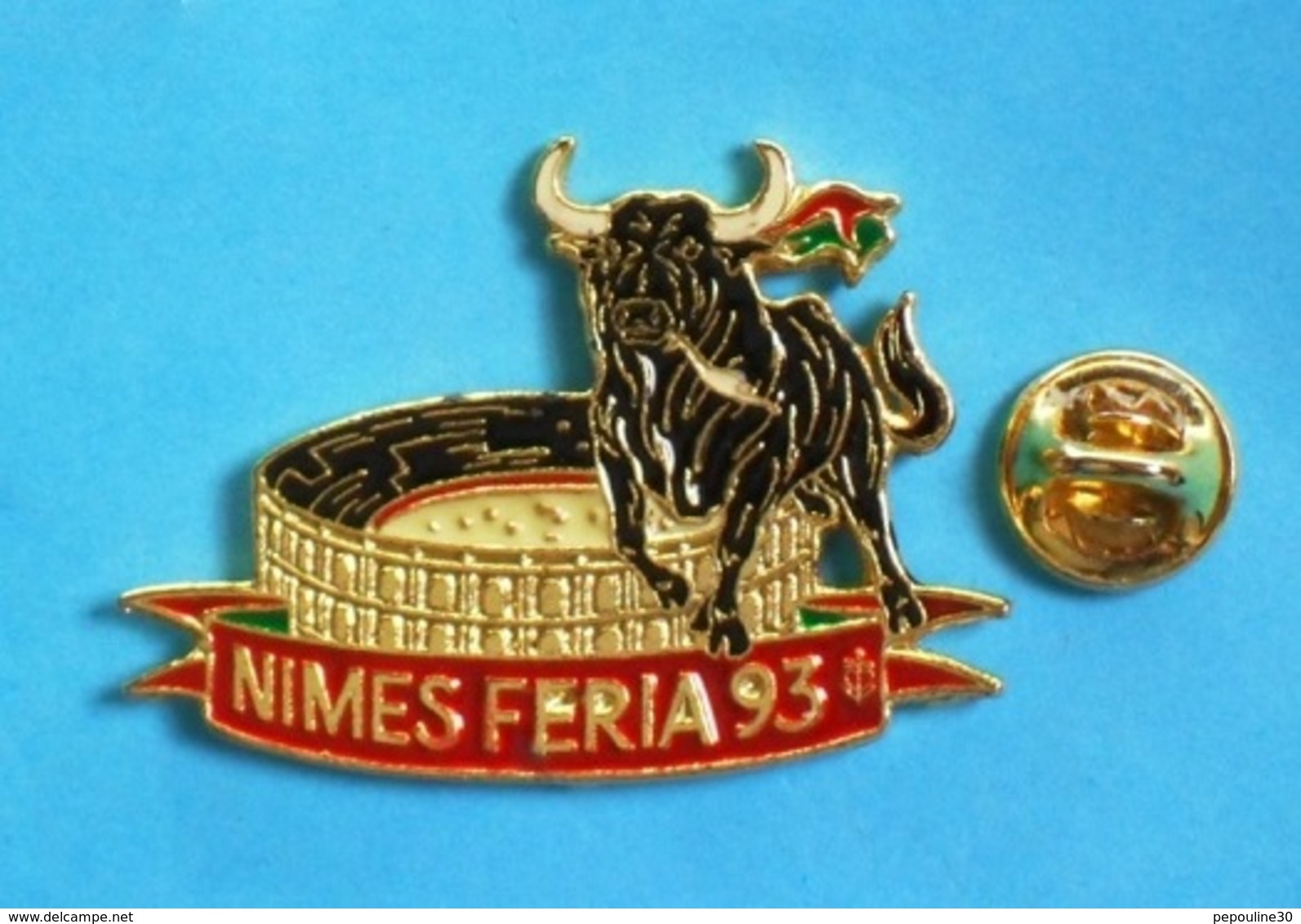 1 PIN'S //   ** NIMES / FERIA 93 / ARÈNES ET TAUREAU ** . (N'EMAUX) - Stierkampf