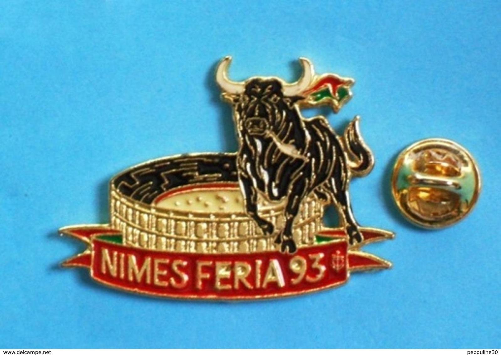 1 PIN'S //   ** NIMES / FERIA 93 / ARÈNES ET TAUREAU ** . (N'EMAUX) - Tauromachie - Corrida