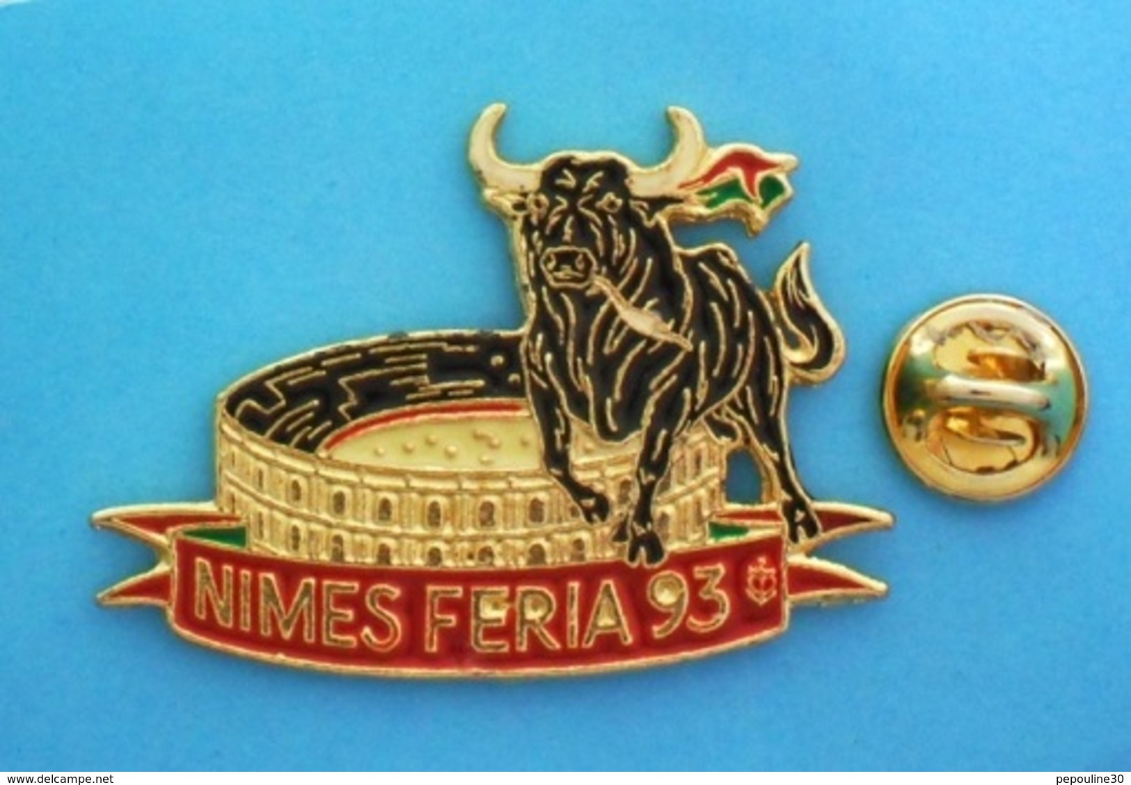 1 PIN'S //   ** NIMES / FERIA 93 / ARÈNES ET TAUREAU ** . (N'EMAUX)