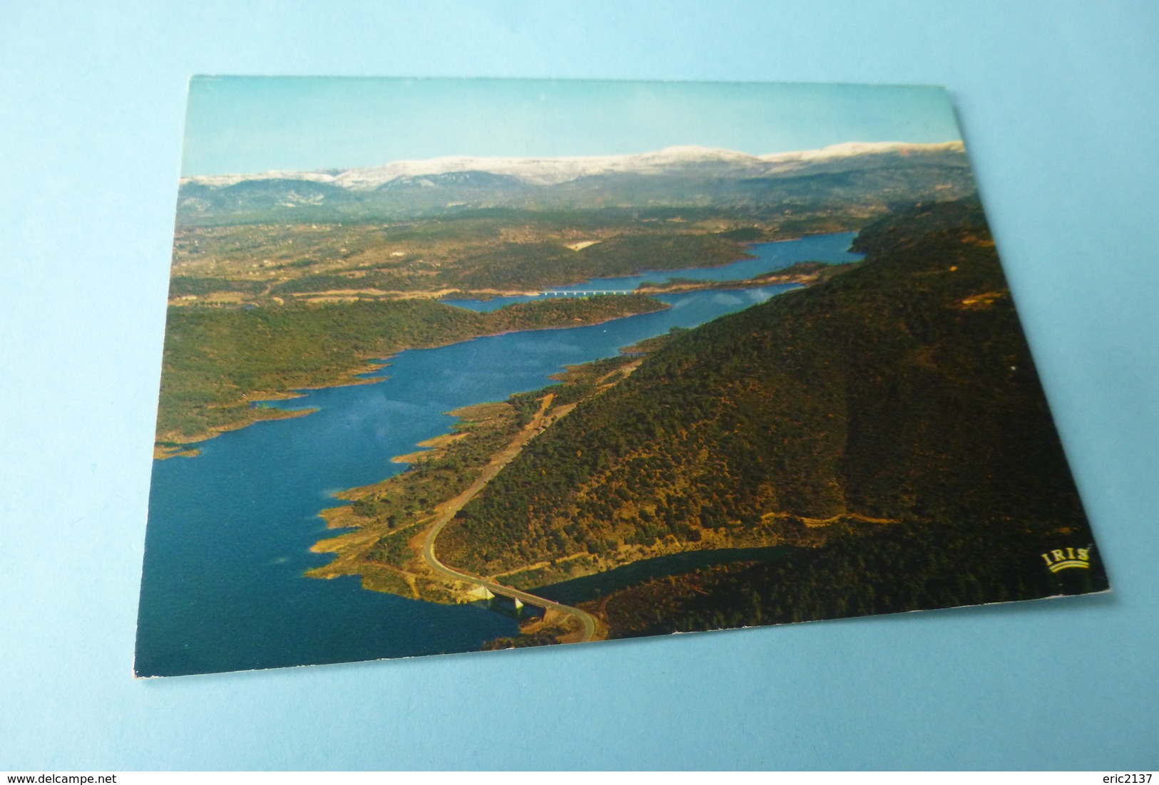 LE LAC DE ST-CASSIEN ..AU LOIN ..LES ALPES ENNEIGEES ... - Montauroux