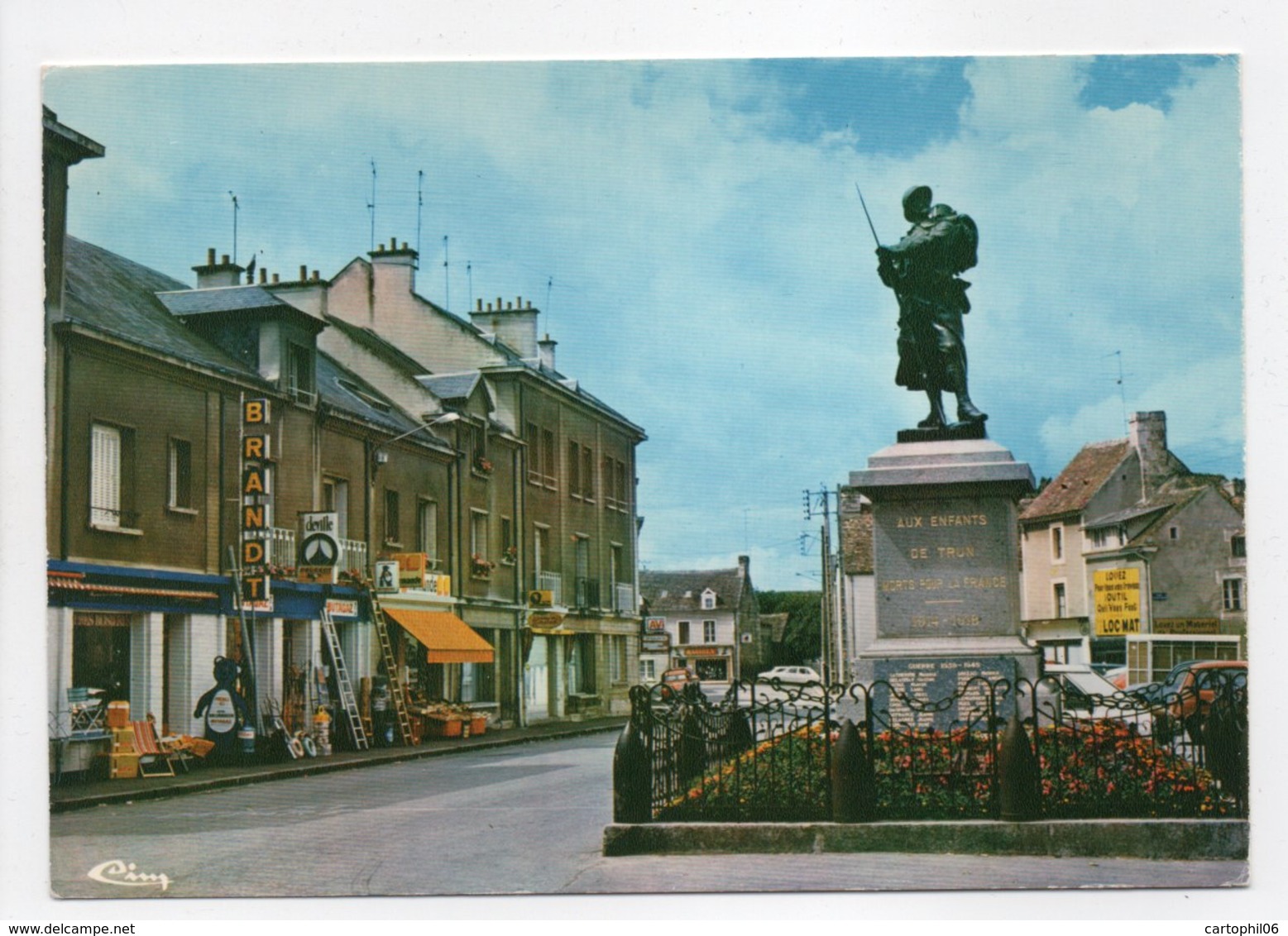 - CPM TRUN (61) - Place Du Monument (Magasin BRANDT) - Photo CIM 61.494 - - Trun