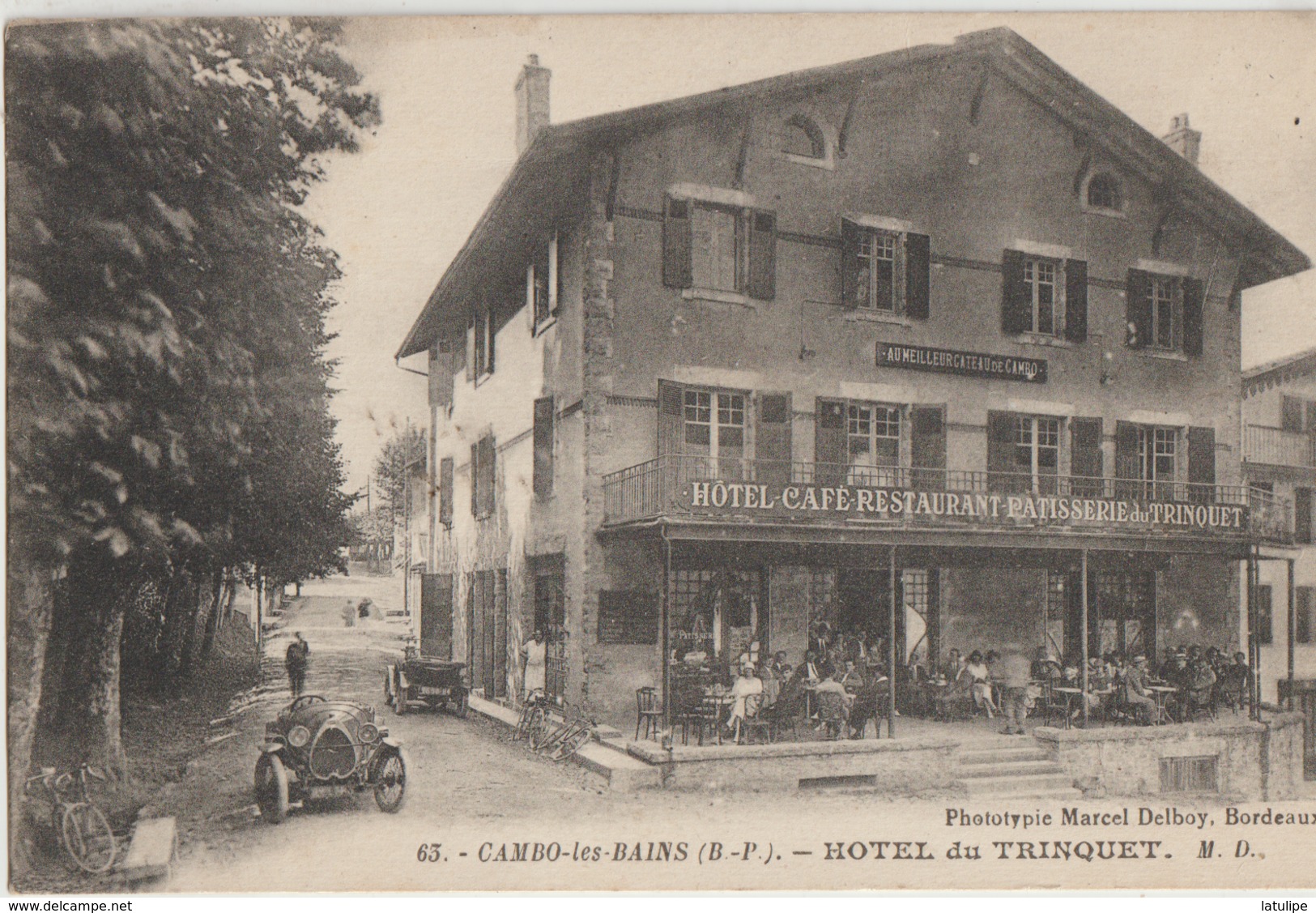 Cambo-les-Bains  64  L'Hotel Café-Restaurant Du TRINQUET Avec Sa Terrasse Tres Tres Animée -et Voitures - Cambo-les-Bains