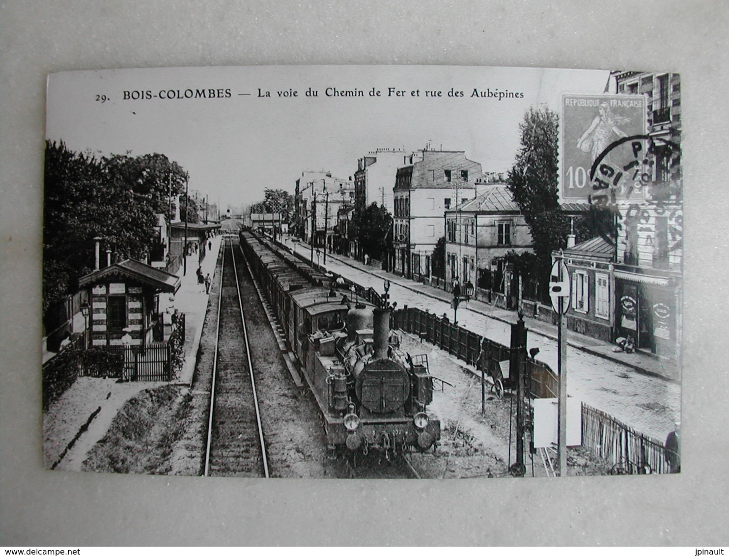 PHOTO Repro De CPA - Train - Bois Colombes - La Voie Du Chemin De Fer Et Rue Des Aubépines - Trains