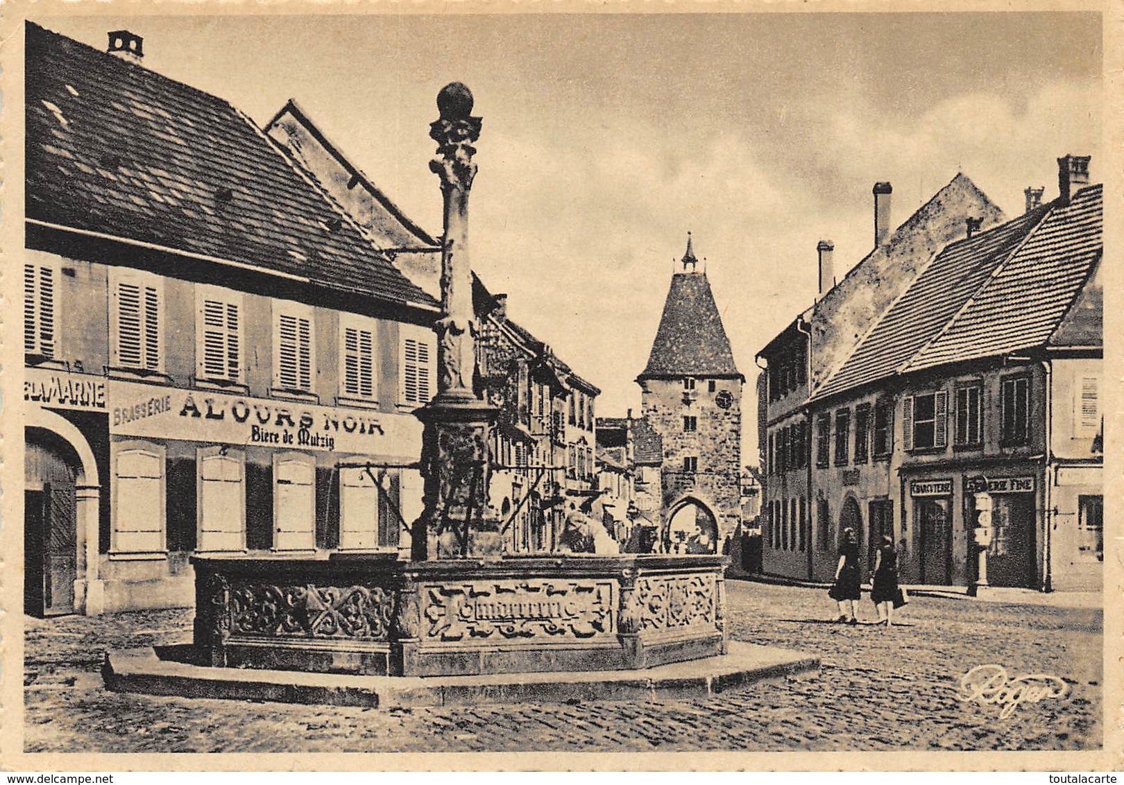 CPSM 67 MUTZIG VIEILLE PORTE ET FONTAINE Auberge A L Ours Noir    Grand Format 15 X 10,5 Cm - Mutzig