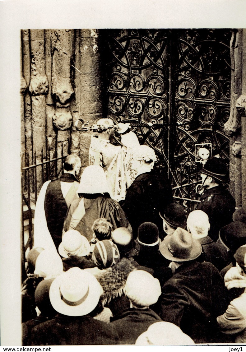 Photo,l'eveque De Rochester Frappe à La Porte De Sa Cathédrale Pour Entrée ,années 1930,photo Meurisse. - Identifizierten Personen