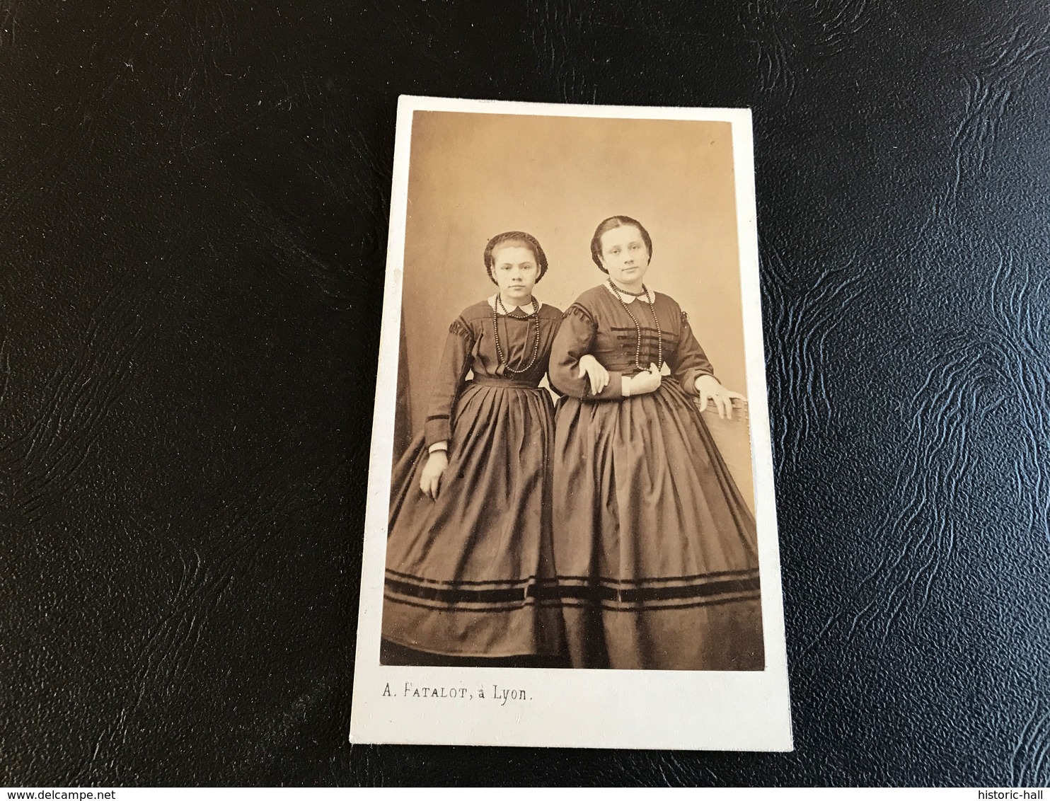 CDV PHOTO Soeurs En Robe Noire & Collier  - A. FATALOT LYON - Alte (vor 1900)
