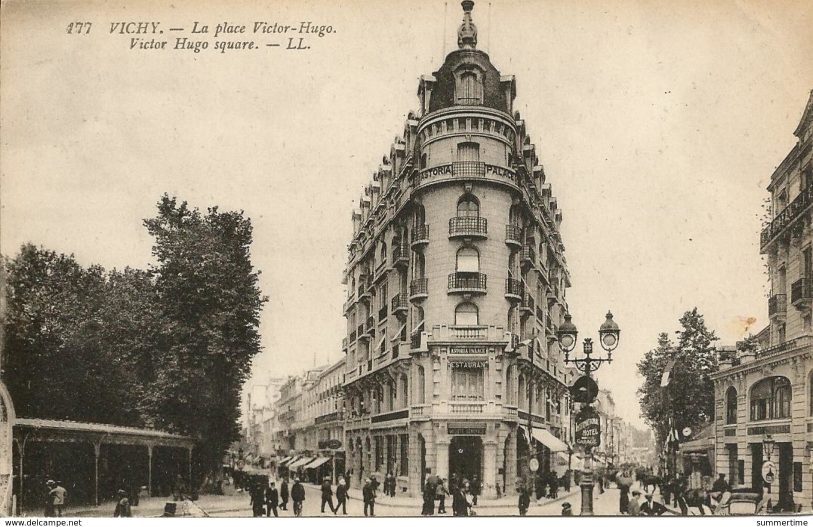 VICHY  -  LA  PLACE  VICTOR-HUGO  /  Crédit  Lyonnais  /  Société  Générale - Banques