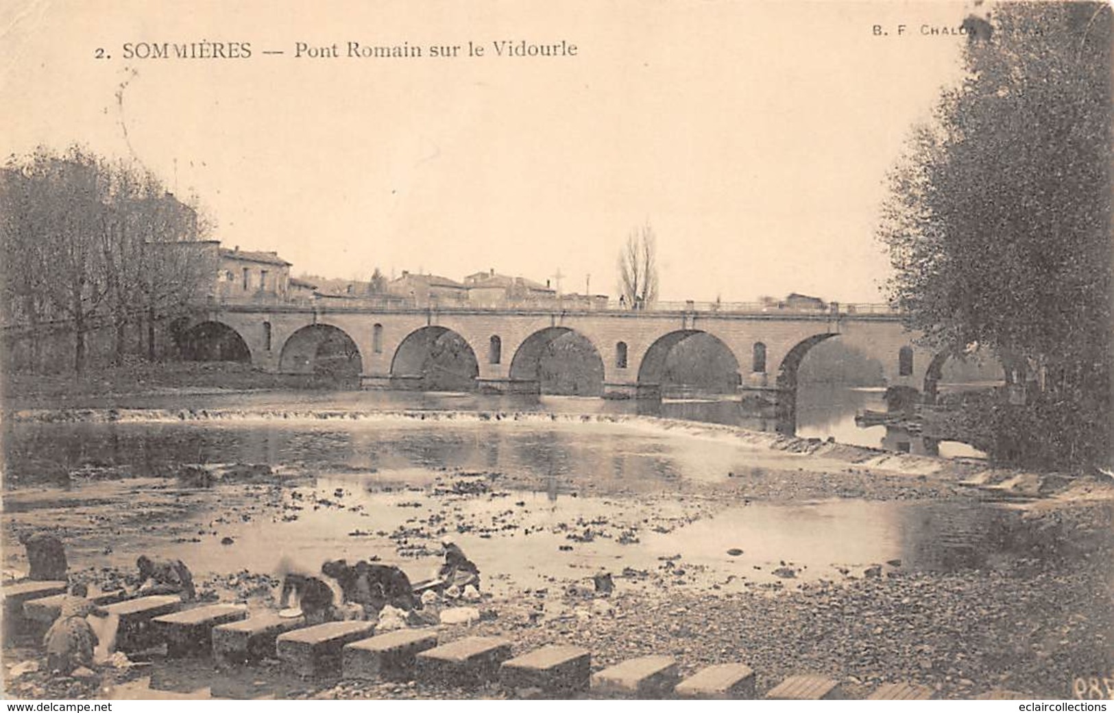 Sommières        30     Laveuses Et  Pont Romain Sur Le Virtoule      (Voir Scan) - Sommières