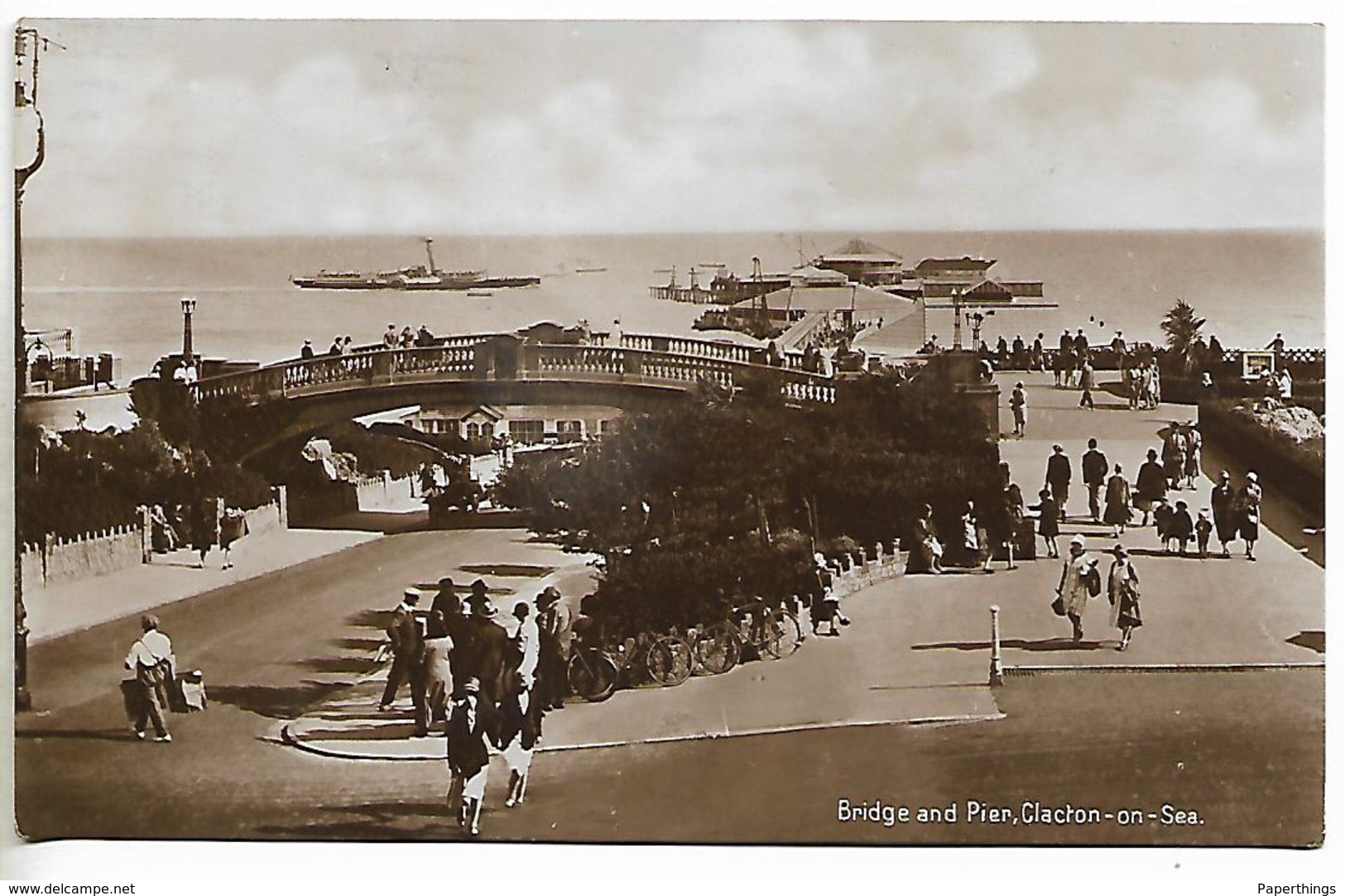 Real Photo Postcard, Clacton-on-sea, Bridge And Pier. People, Ship, Coastline. - Clacton On Sea