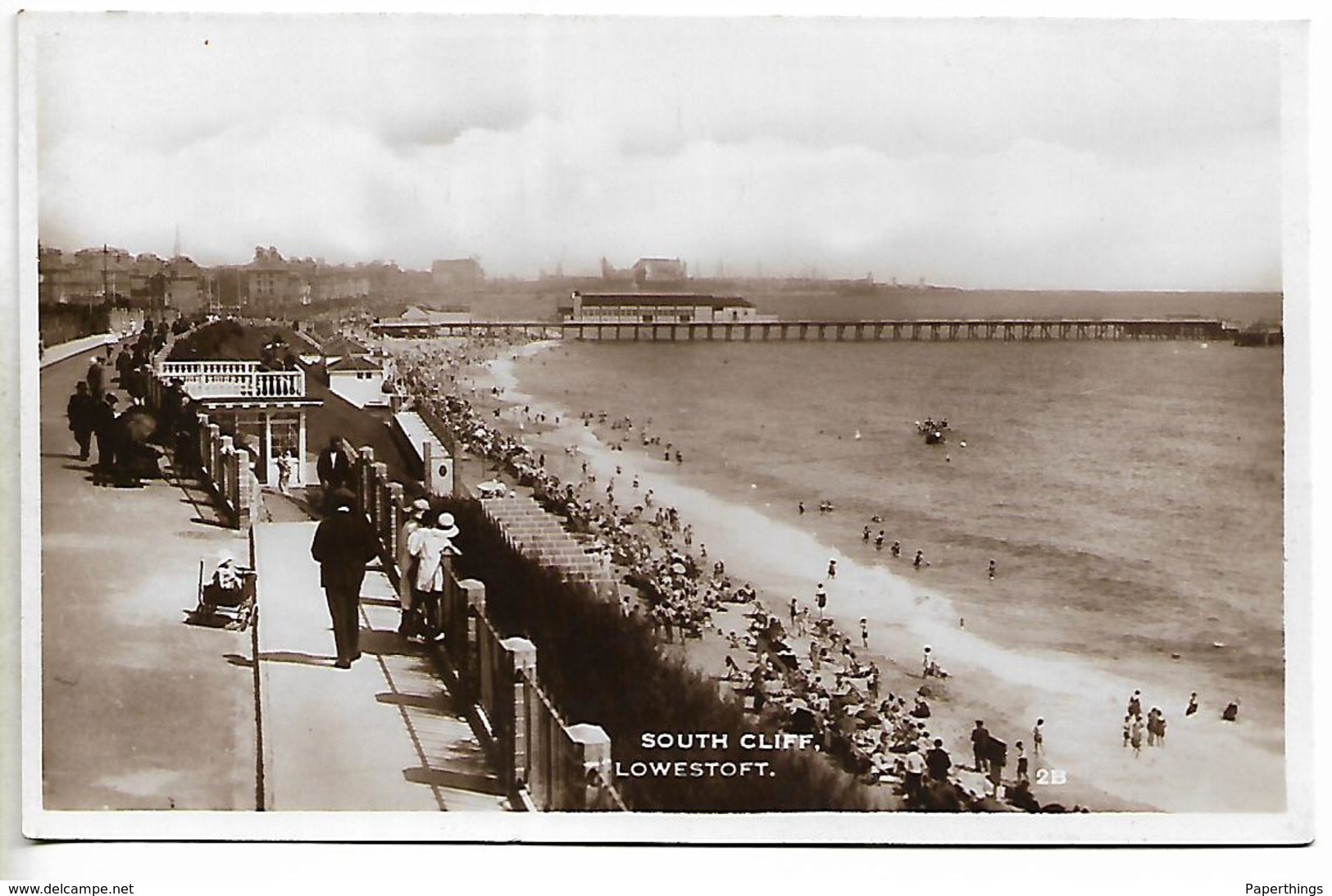 Real Photo Postcard, Lowestoft, South Cliff, Animated Crowded Beach. - Lowestoft