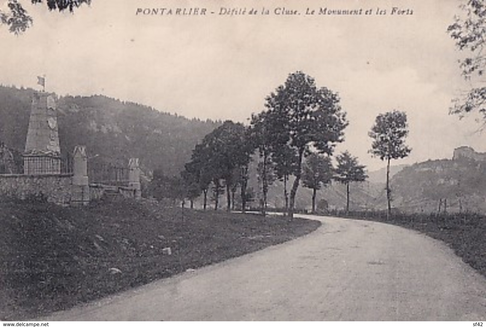 PONTARLIER          DEFILE DE LA CLUSE. LE MONUMENT ET LES FORTS - Pontarlier