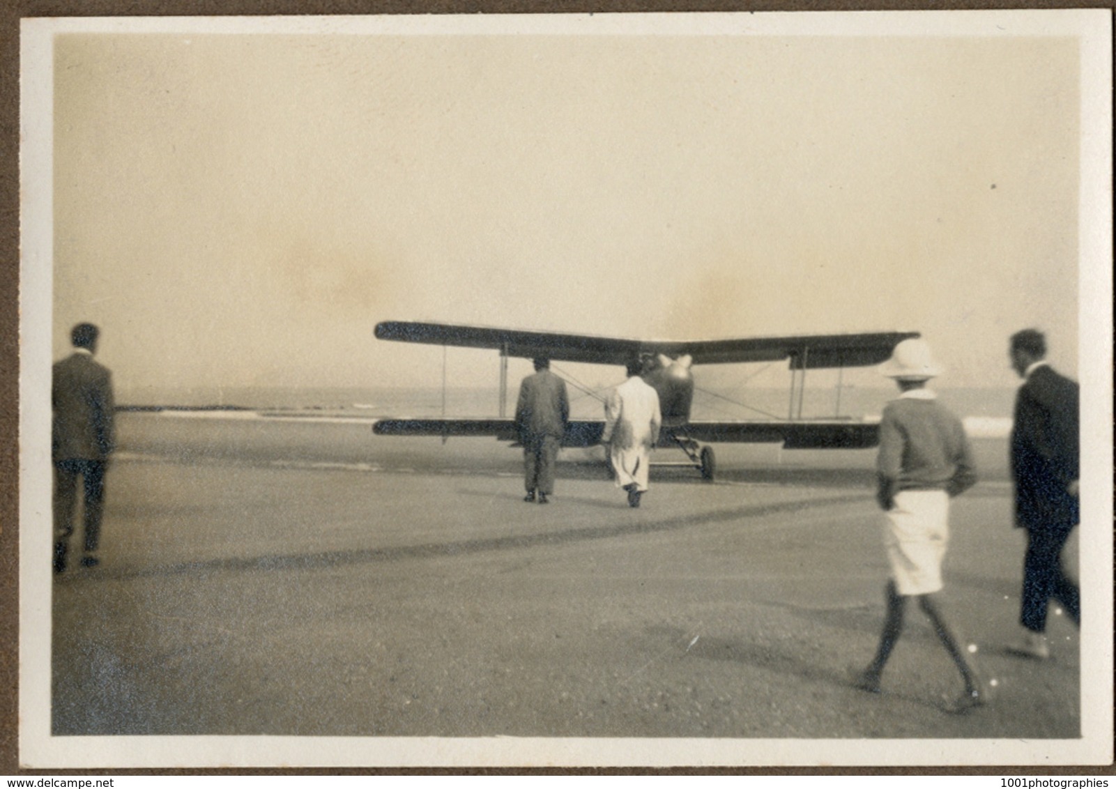 "Le Zoute" Aout 1926. Exceptionnelle ensemble de 6 photographies originales d'époque d'un bi-plan sur la plage. FG0695