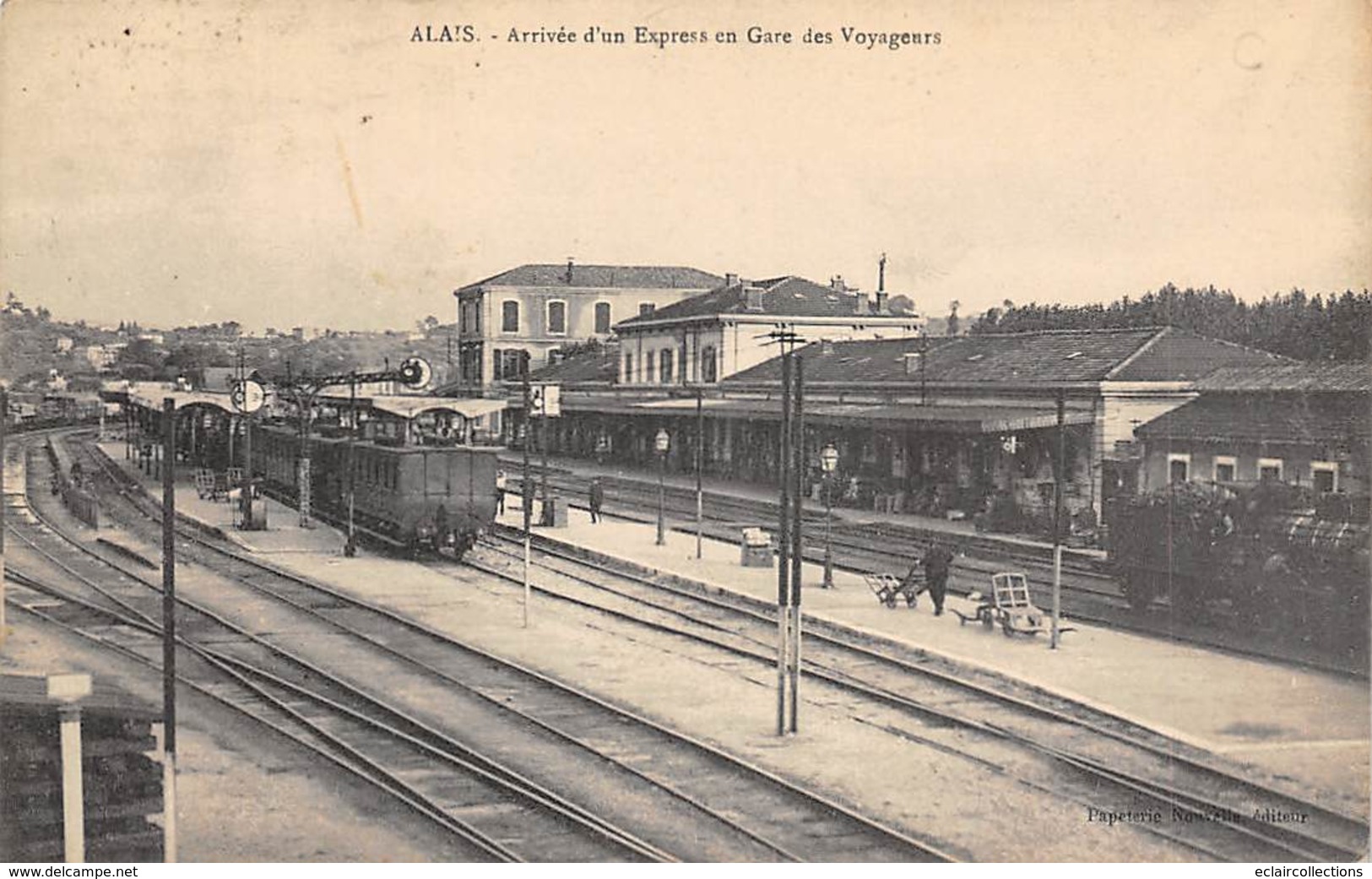 Alès Alais        30         Arrivée D'un Express En Gare Des Voyageurs     (Voir Scan) - Alès