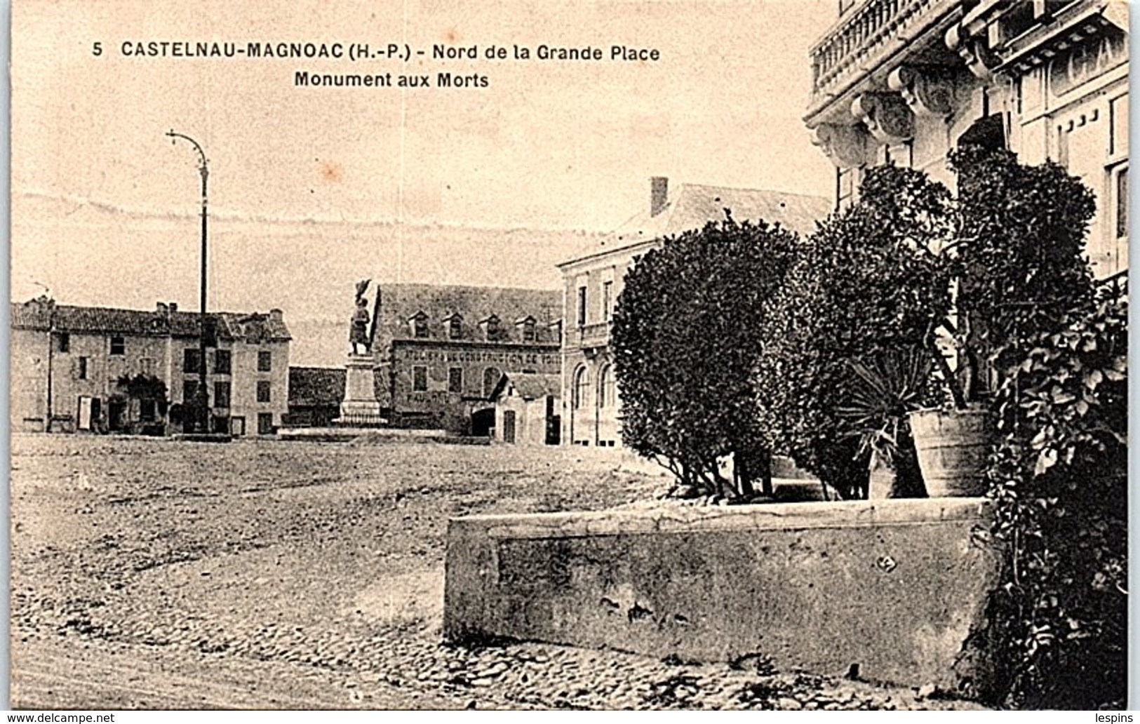 65 - CASTELNAU - MAGNOAC --  Nord De La Grande Place - Monument Aux Morts - Castelnau Magnoac