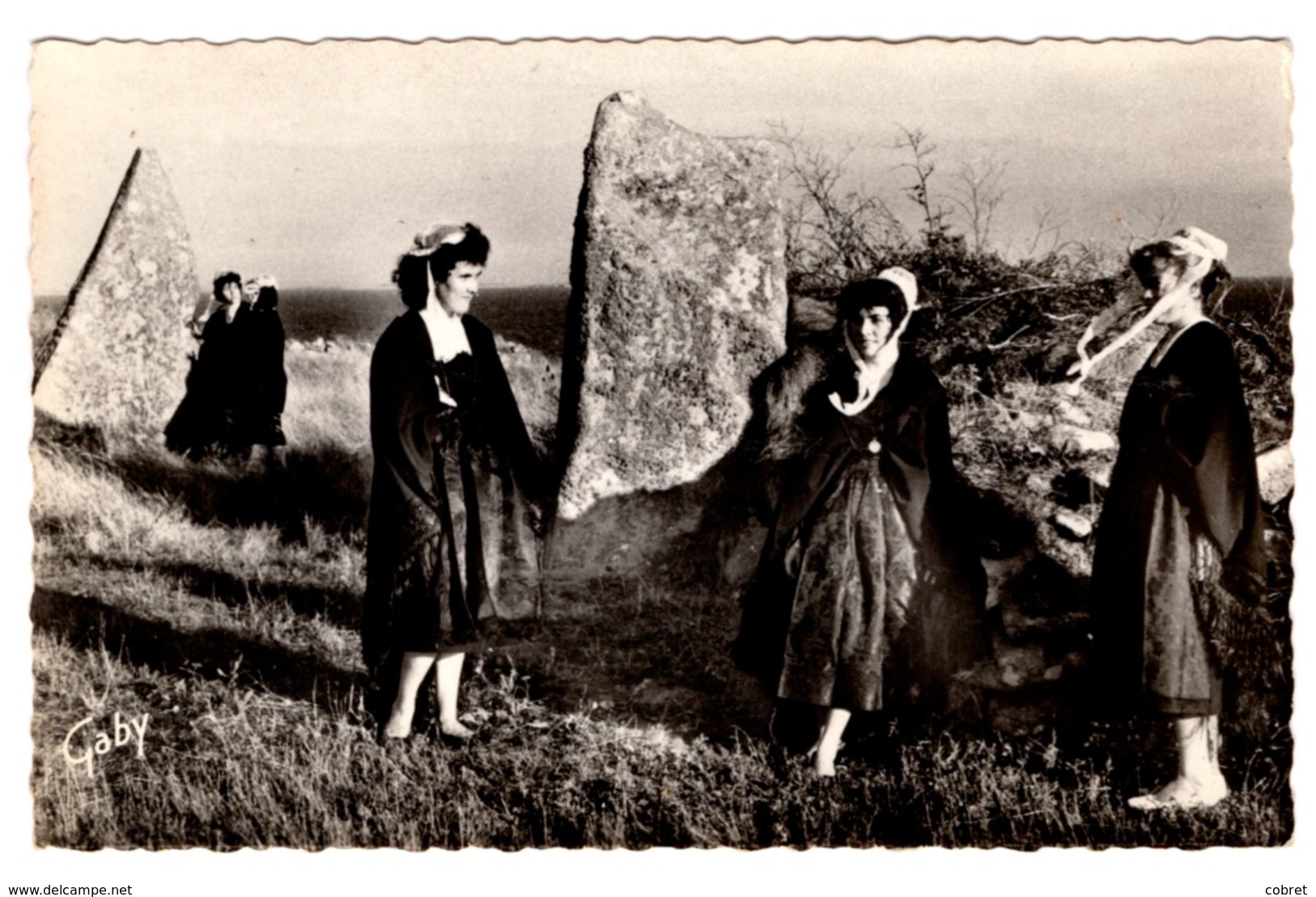 ILE MOLENE - Jeunes Filles Près Du Menhir - Altri & Non Classificati