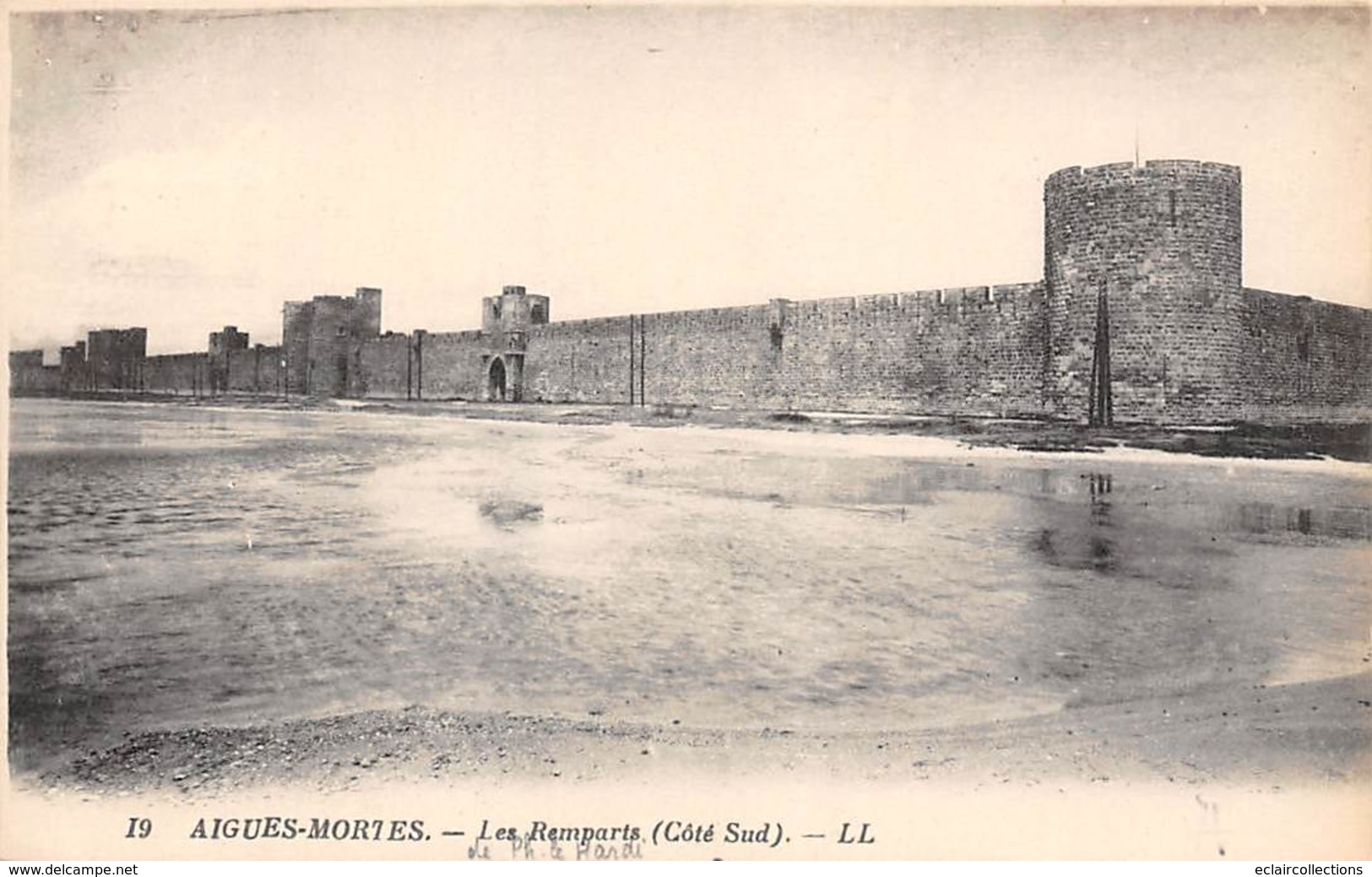 Aigues-Mortes      30           Les Remparts Côté Sud 2   (Voir Scan) - Aigues-Mortes