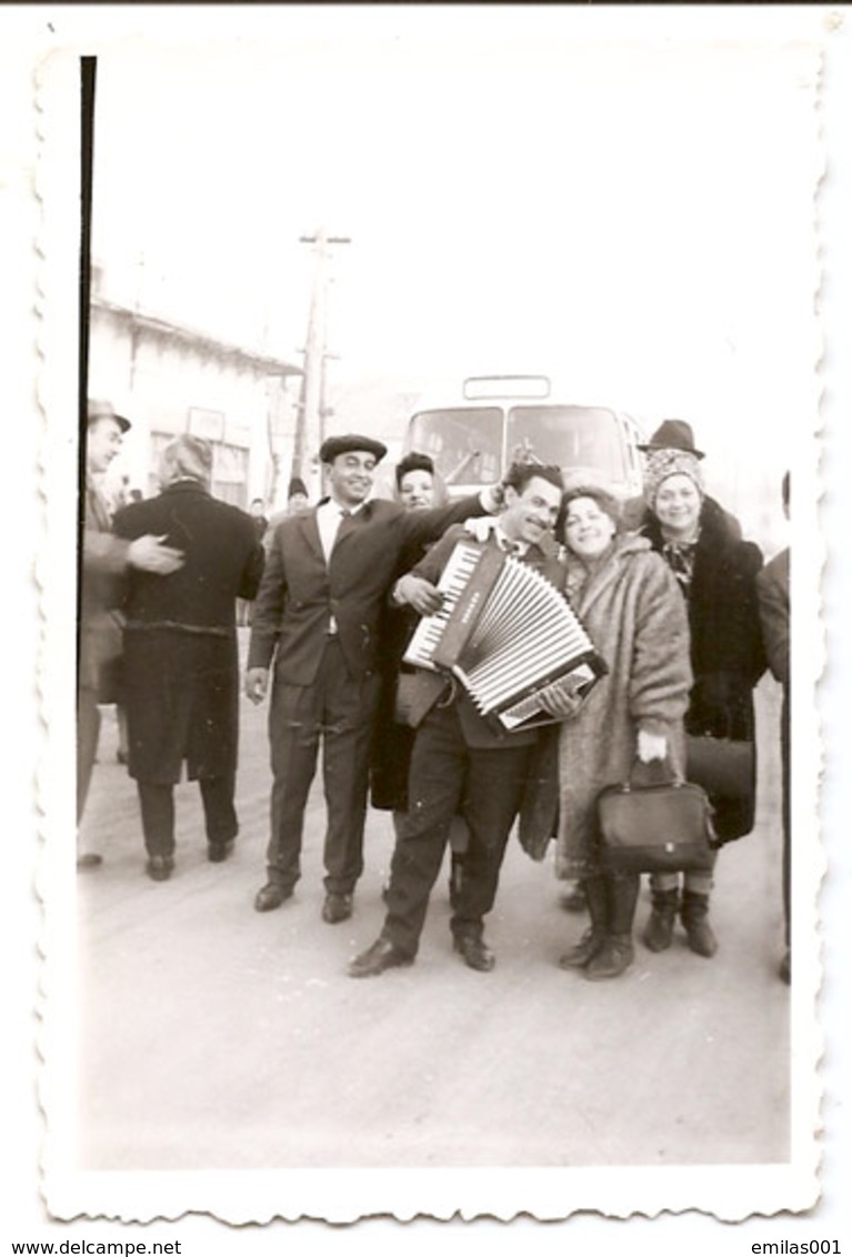 Photo Originale , Group , Fête De Famille, Jouer De L'accordéon, Dim. 5.5 Cm X 8.5 Cm - Instruments De Musique