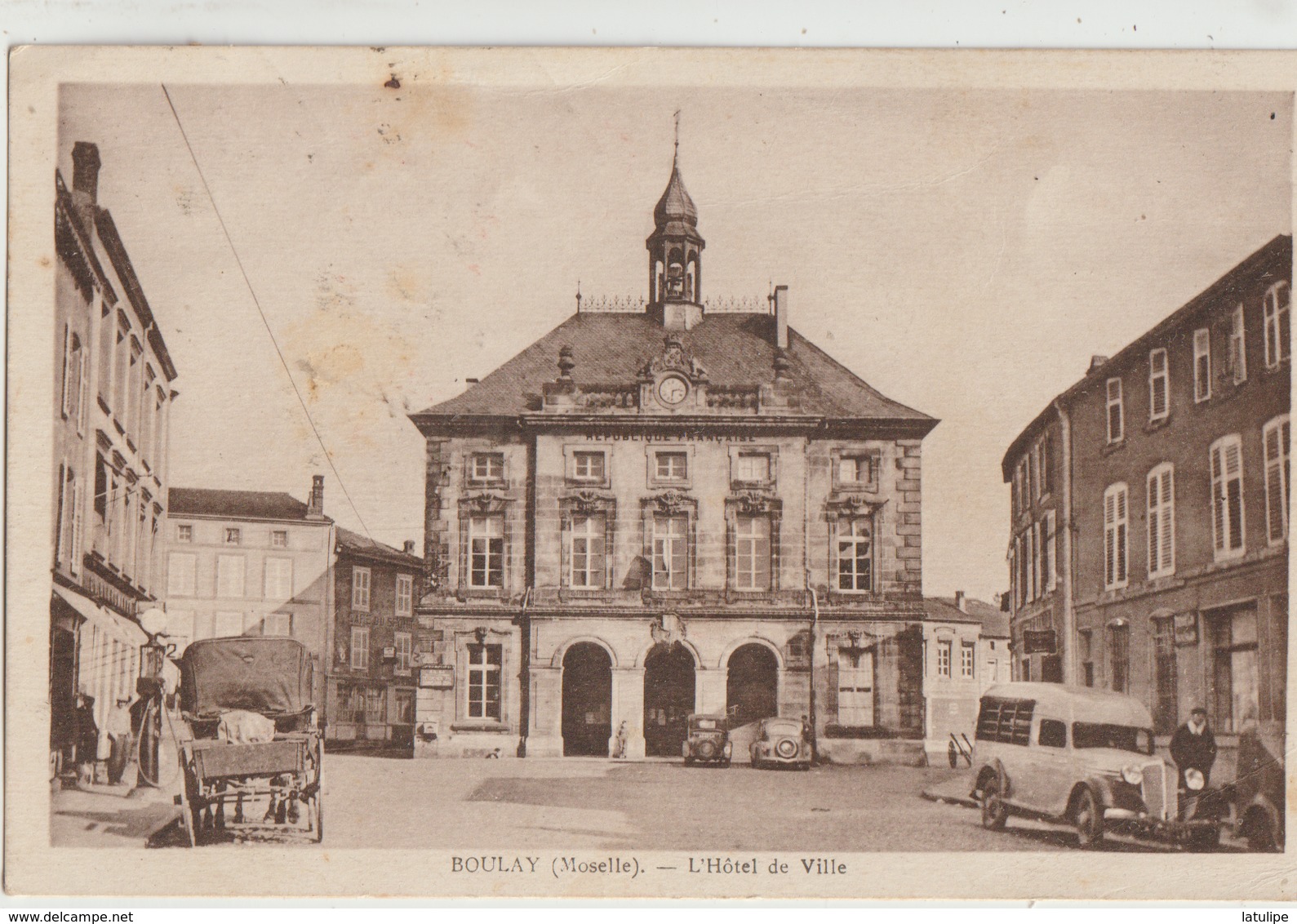 Boulay  57  L'Hotel De Ville Avec Voitures &a Gauche Epicerie Avec Pompe A Essence-Attelage A Droite Camionnette - Boulay Moselle