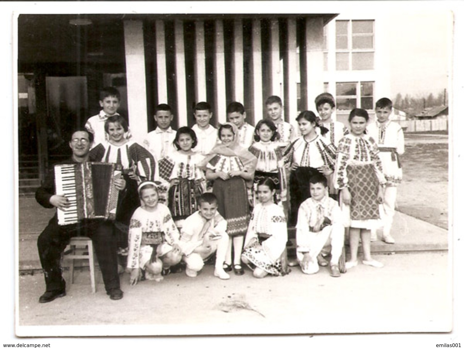 Photo Originale , Group D' Enfants En Costume National Avec Jouer De L'accordéon, Dim.11.0 Cm X 8.0 Cm - Instruments De Musique