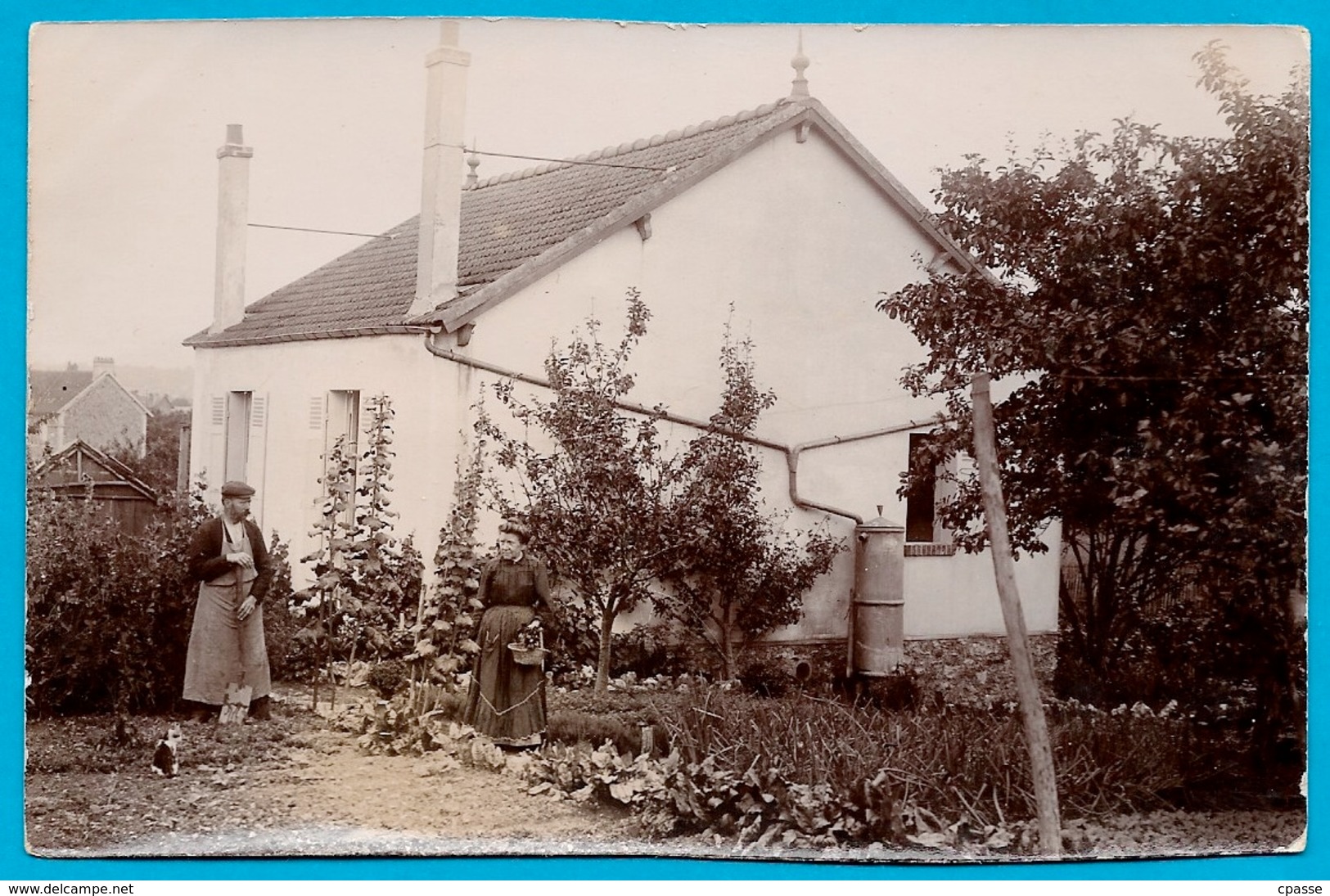 PHOTO Photographie : Le Jardinier (sa Femme, Sa Maison Et Son Récupérateur D'eau, Son Chat, Sa Bêche...) - Andere & Zonder Classificatie