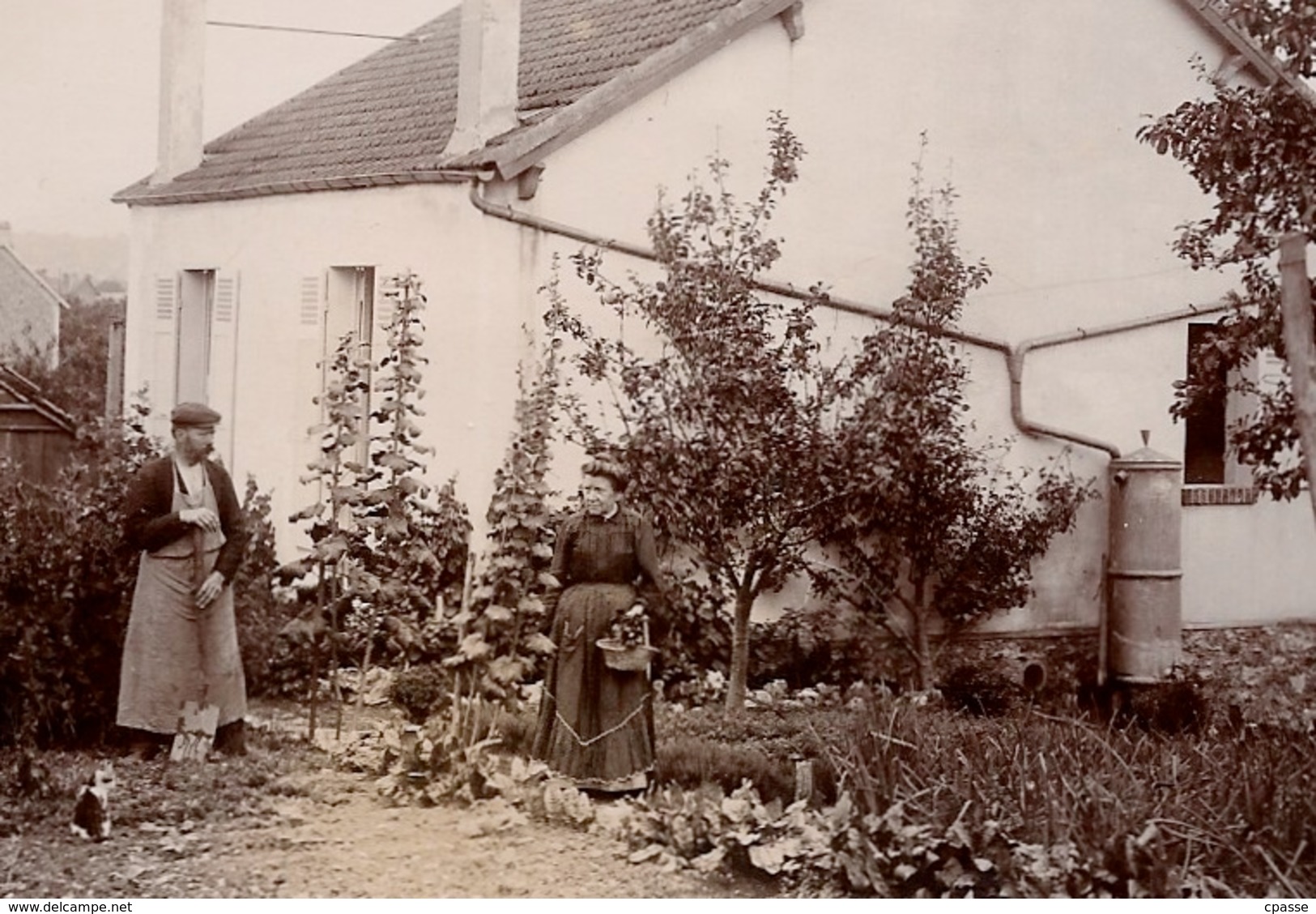 PHOTO Photographie : Le Jardinier (sa Femme, Sa Maison Et Son Récupérateur D'eau, Son Chat, Sa Bêche...) - Andere & Zonder Classificatie