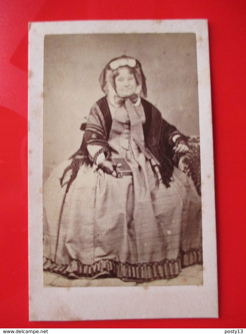 CDV  Femme Agée Assise - Mode D'époque - Circa 1860 - Photo De Vivance, Forges - Etat - Alte (vor 1900)