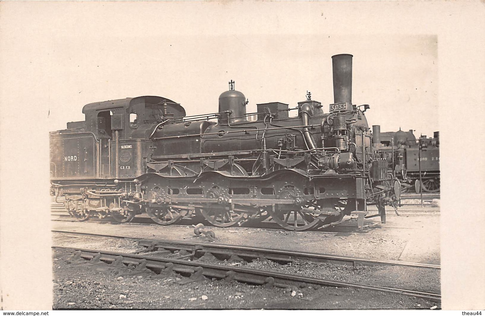 Carte-Photo D'une Locomotive De La Compagnie Du " NORD " En Gare " VALENCIENNES "  -  Train, Cheminot , Chemin De Fer - Equipment