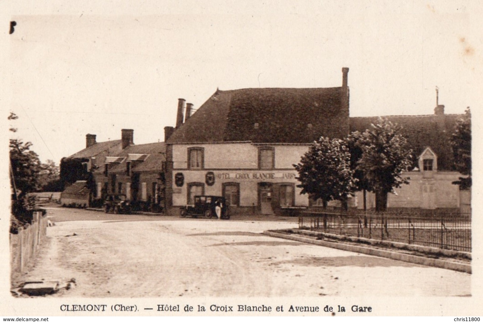 CPA - 18 - CLEMONT- Hôtel De La Croix Blanche Et Avenue De La Gare - Clémont