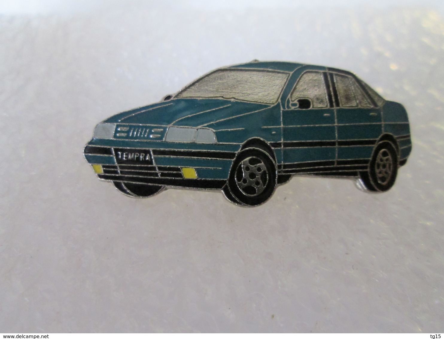 PIN'S    FIAT  TEMPRA - Fiat