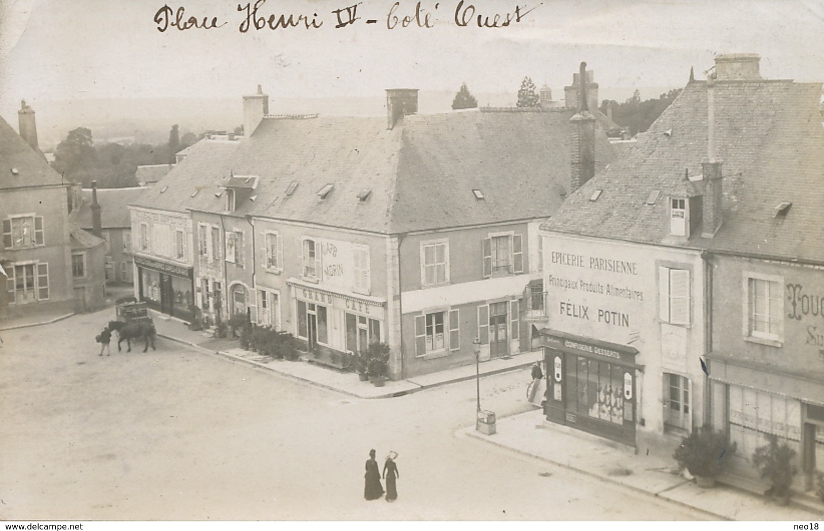 Henrichemont Carte Photo  Place Henri IV Coté Ouest  Epicerie Parisienne Felix Potin. Leger Pli Coin Sup. Gauche - Henrichemont