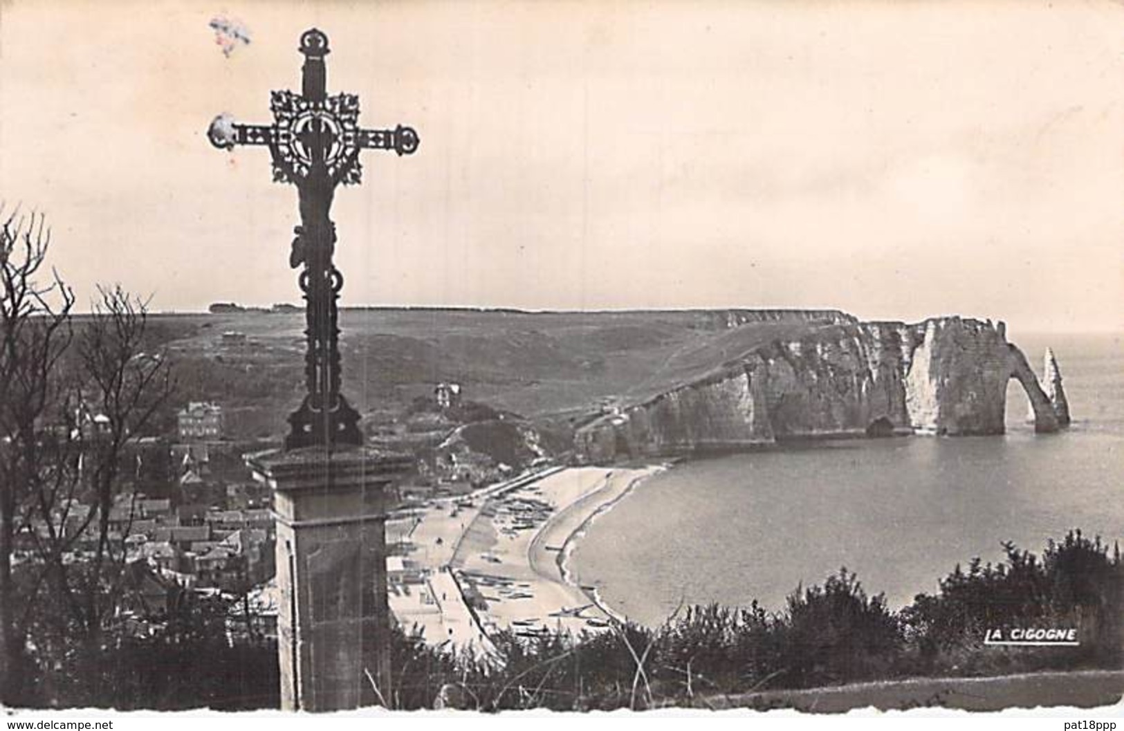 76 - ETRETAT Calvaire Et Falaise D'Aval - CPSM Dentelée  Village (1.390 Habitants ) Noir/blanc Format CPA Seine Maritime - Etretat