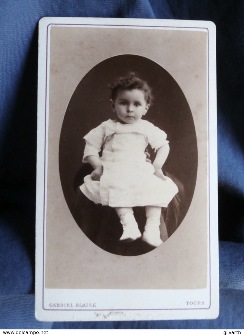 Photo CDV Gabriel Blaise à Tours - Jeune Enfant Présenté Par Un Adulte Caché, Circa 1875 L498I - Old (before 1900)